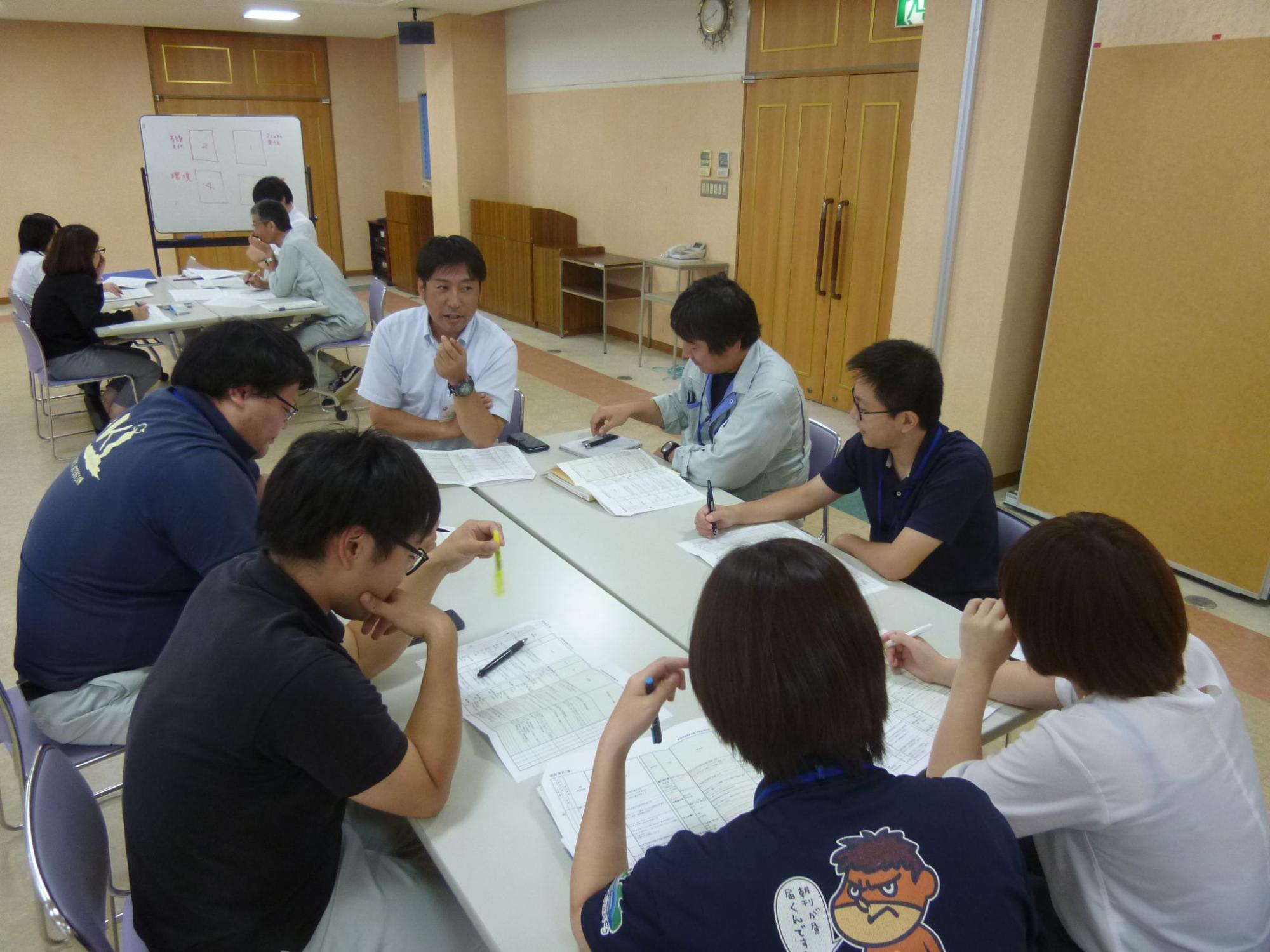 7人のグループで話し合いをしている職員たちの写真
