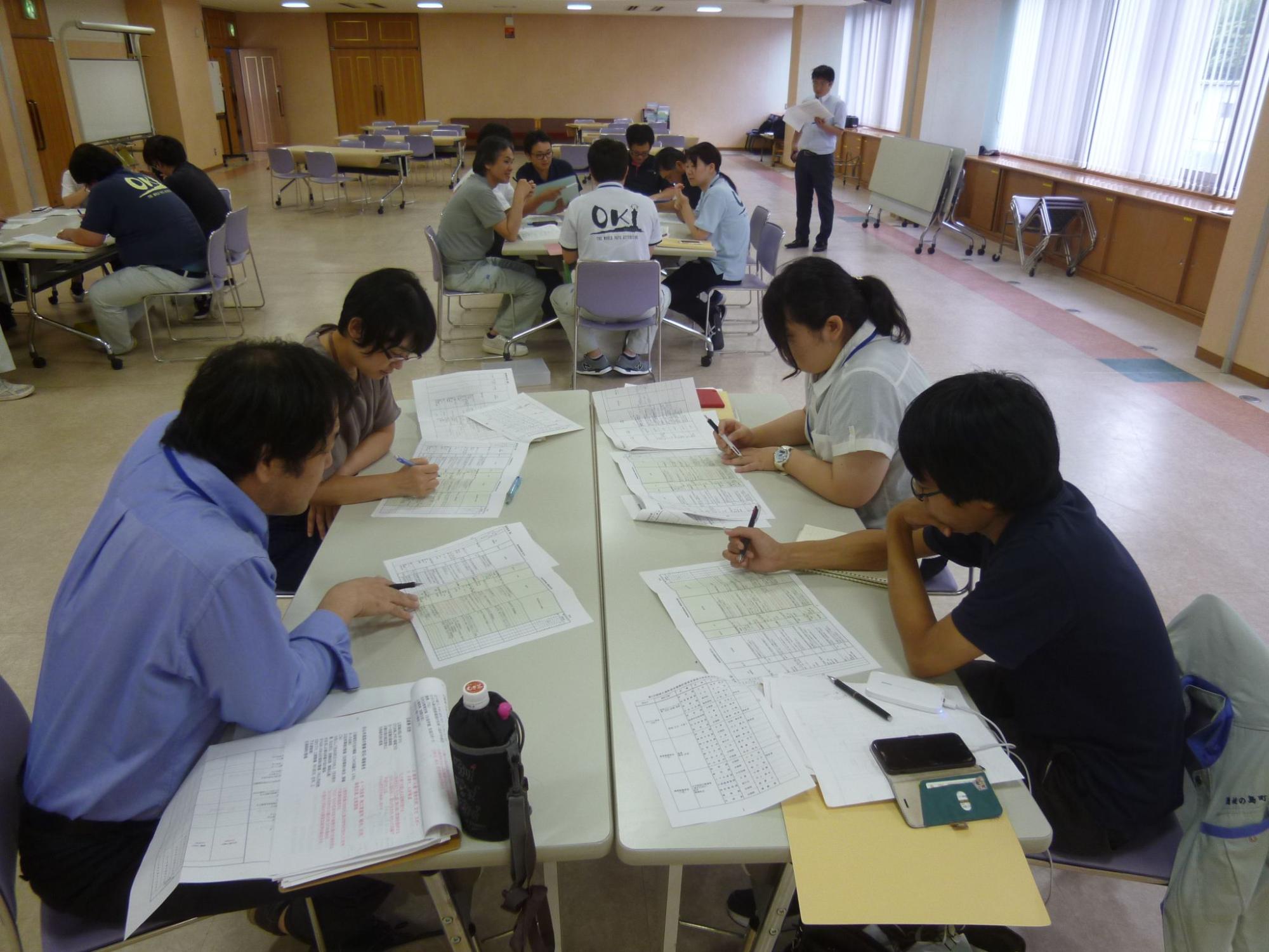 4人で話し合いをしている職員たちの写真