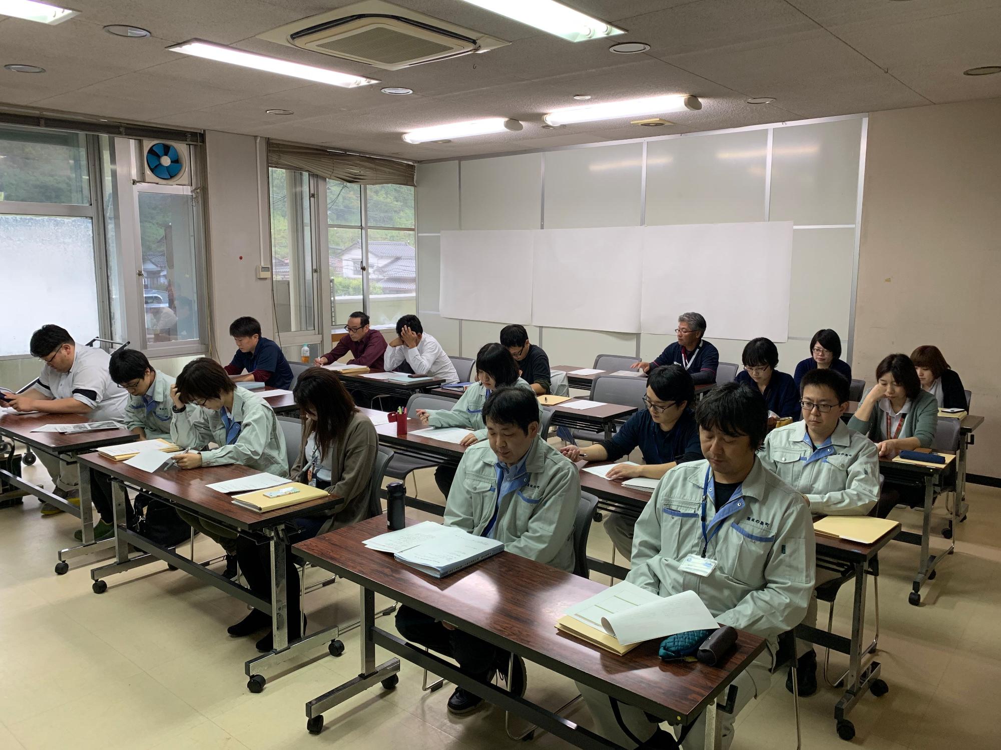 隠岐の島町総合振興計画策定委員会に参加している職員たちの写真