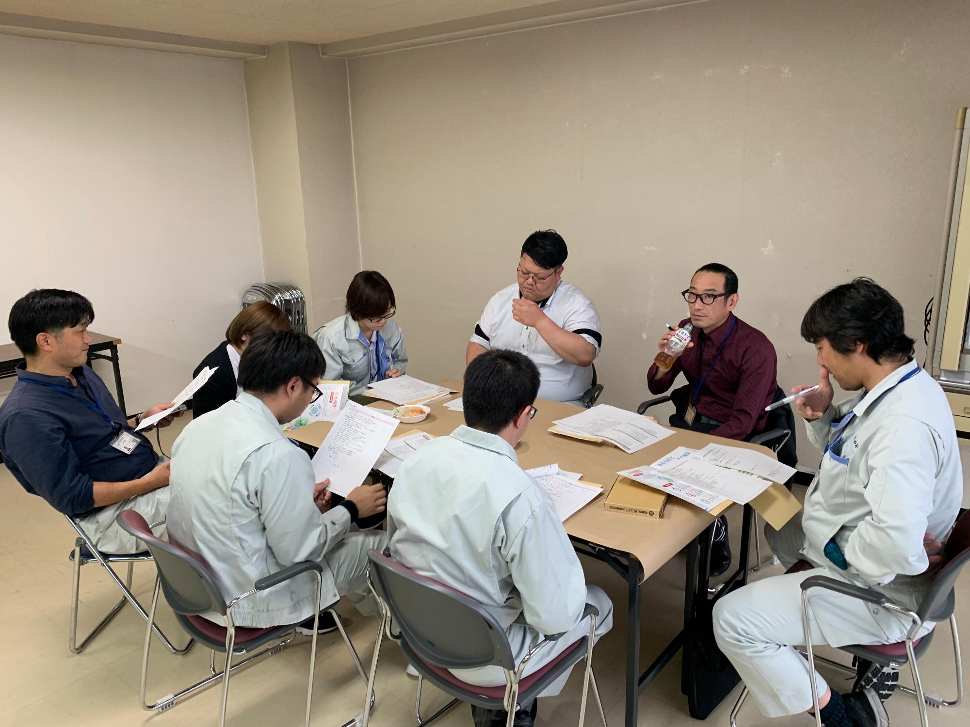 まちの将来像について話し合っている職員たちの写真