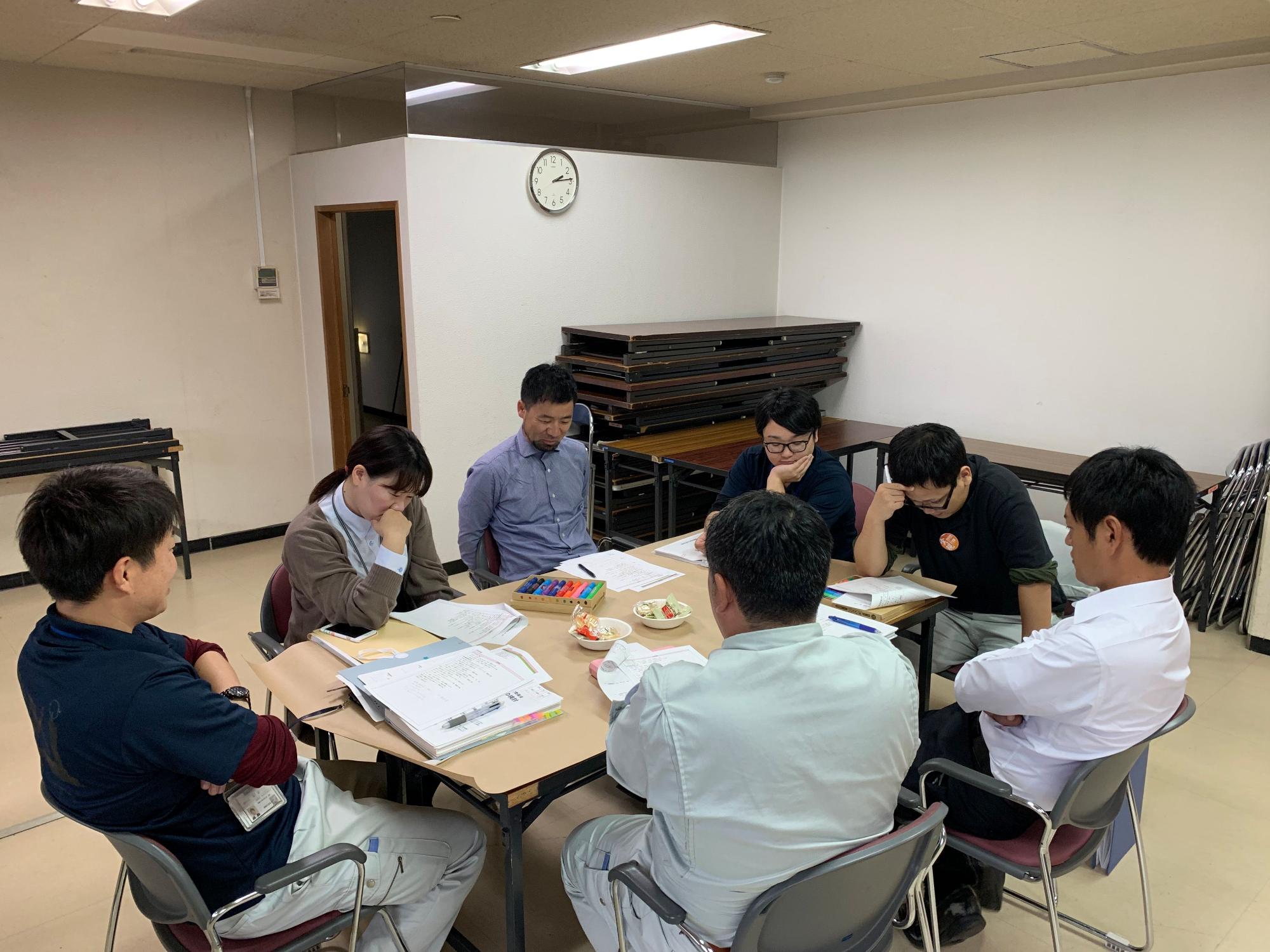 基本理念について話し合っている職員たちの写真