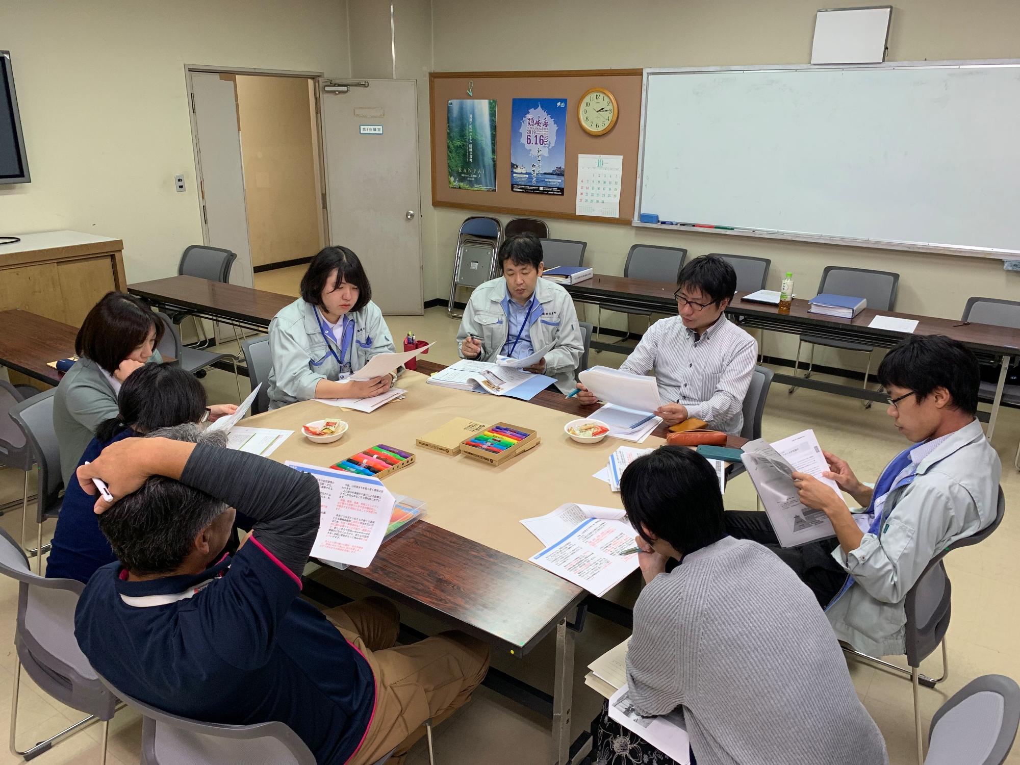 8人グループで話し合いをしている職員たちの写真