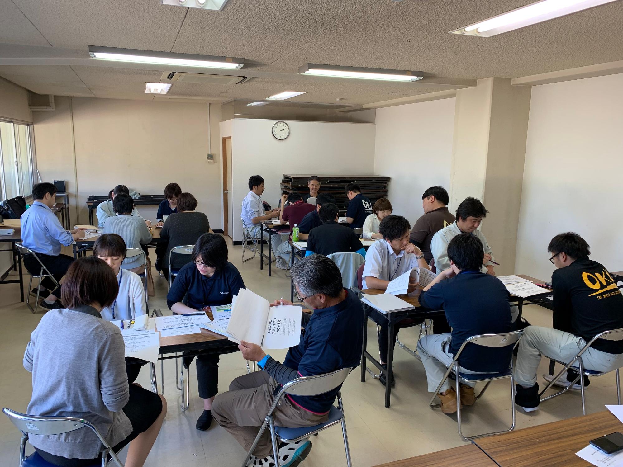 各グループで検討を行っている委員会の方々の写真