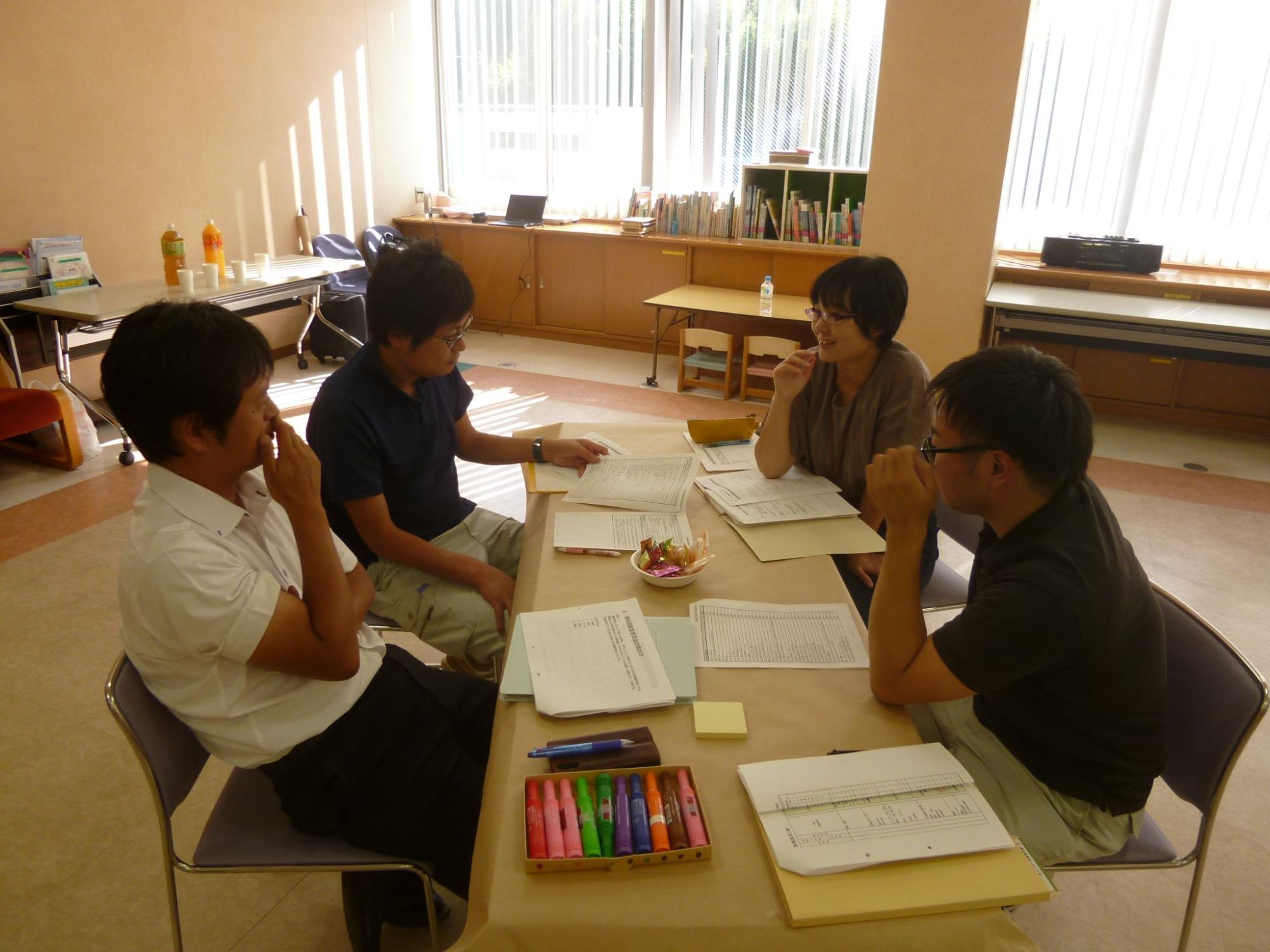 4人グループで話し合いをしている職員たちの写真