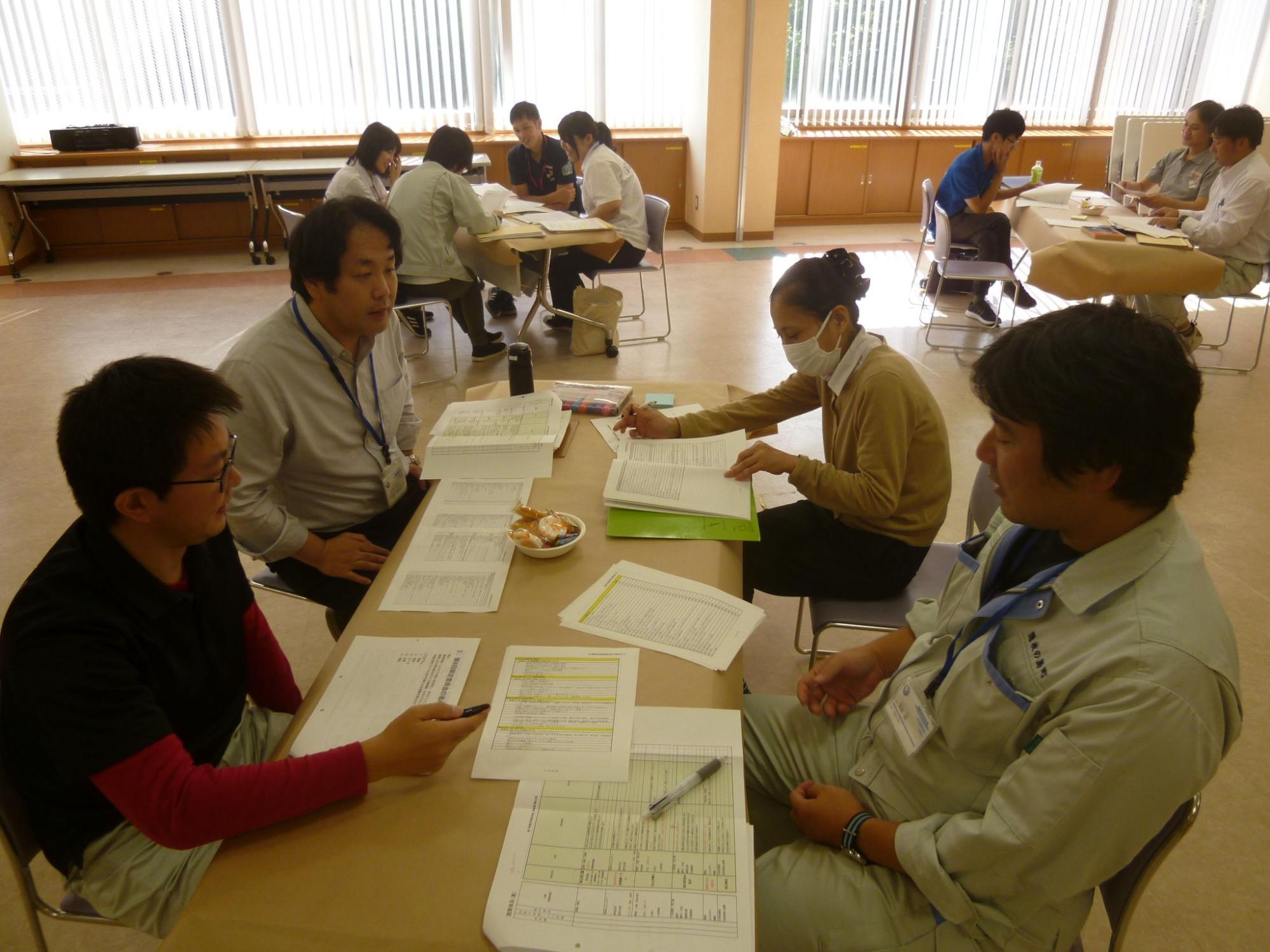 3組のグループに分かれている職員たちの写真