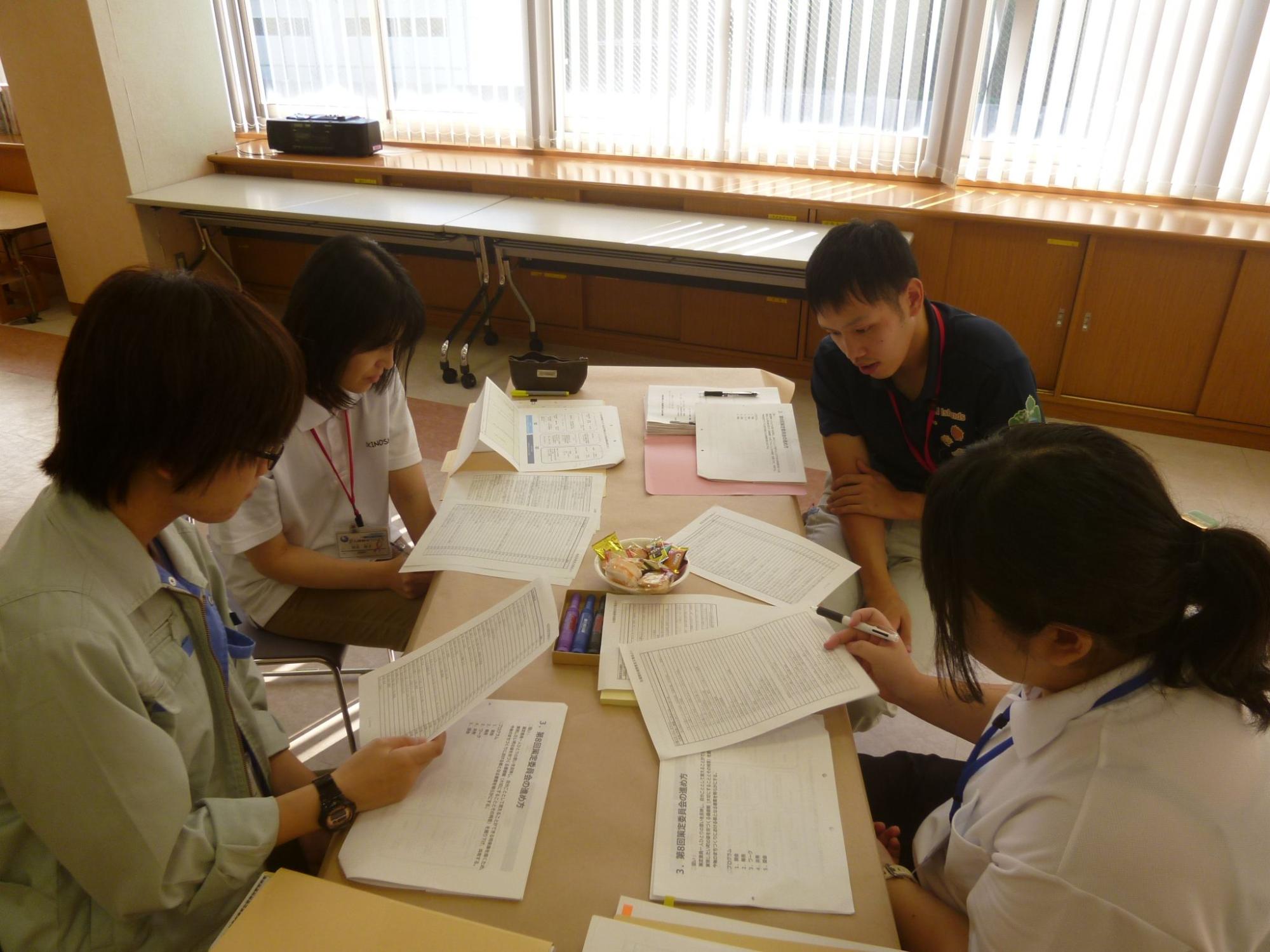 4人で話し合いをしている職員たちの写真