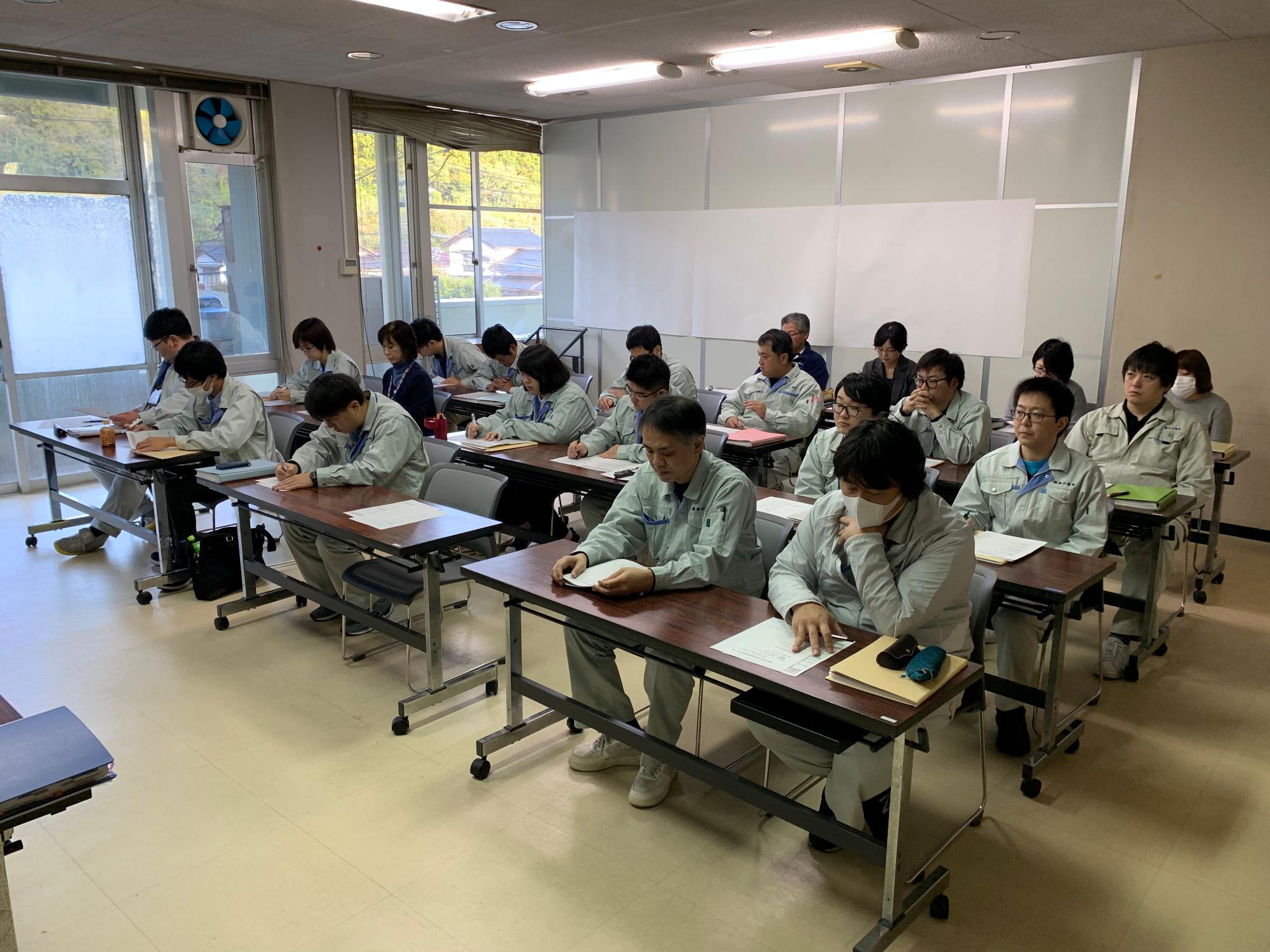 隠岐の島町総合振興計画策定委員会に参加している職員たちの写真