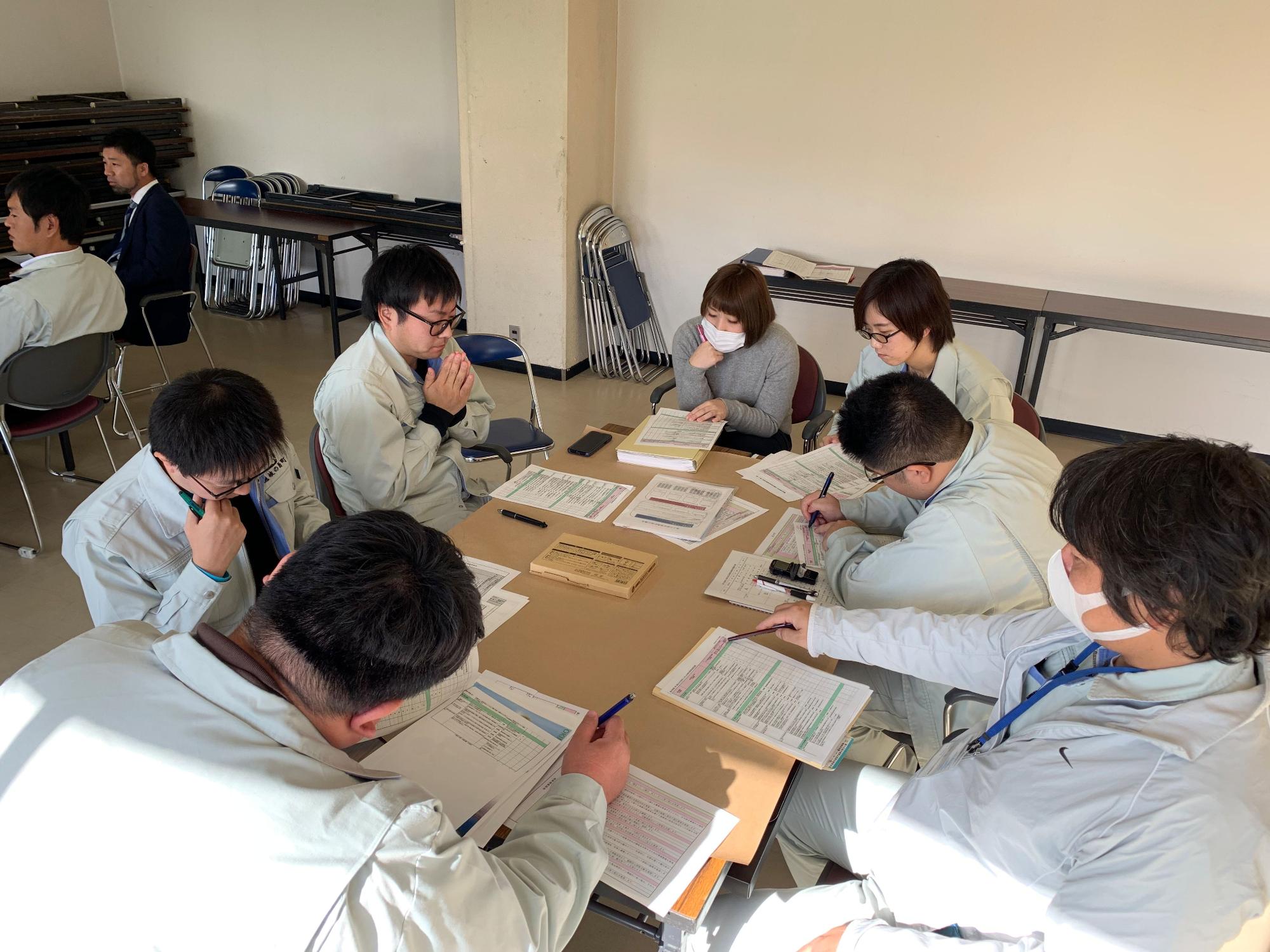 重点プロジェクトについて話し合っている職員たちの写真