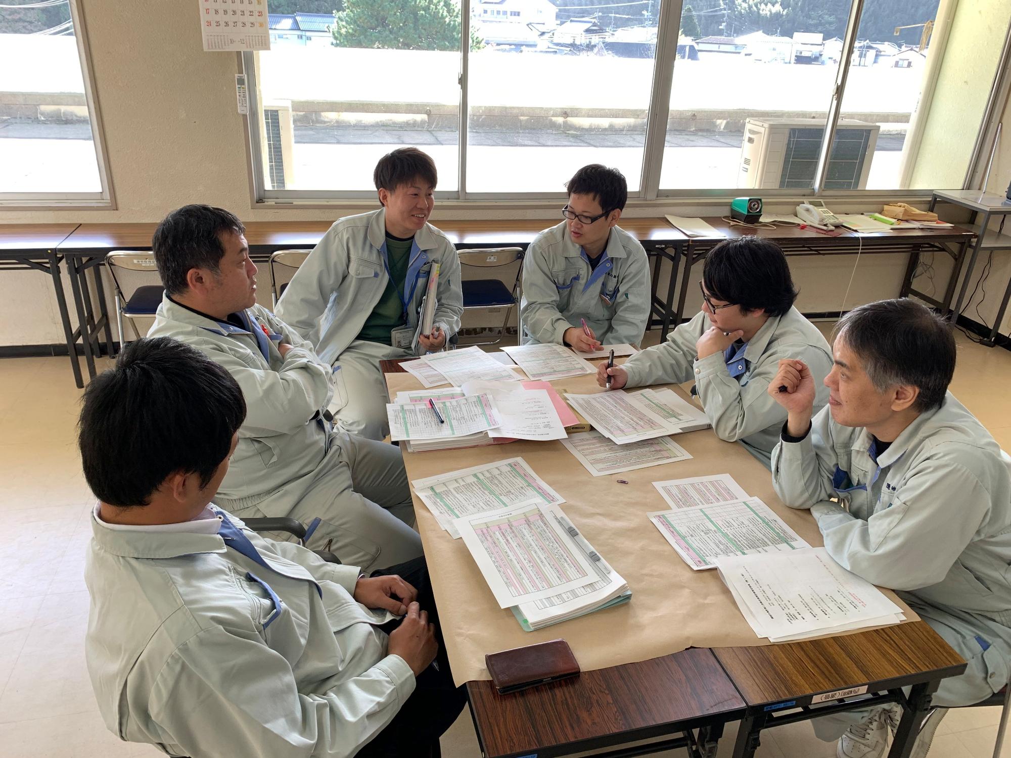 策定委員会で取り組みの方向性について話し合っている職員たちの写真