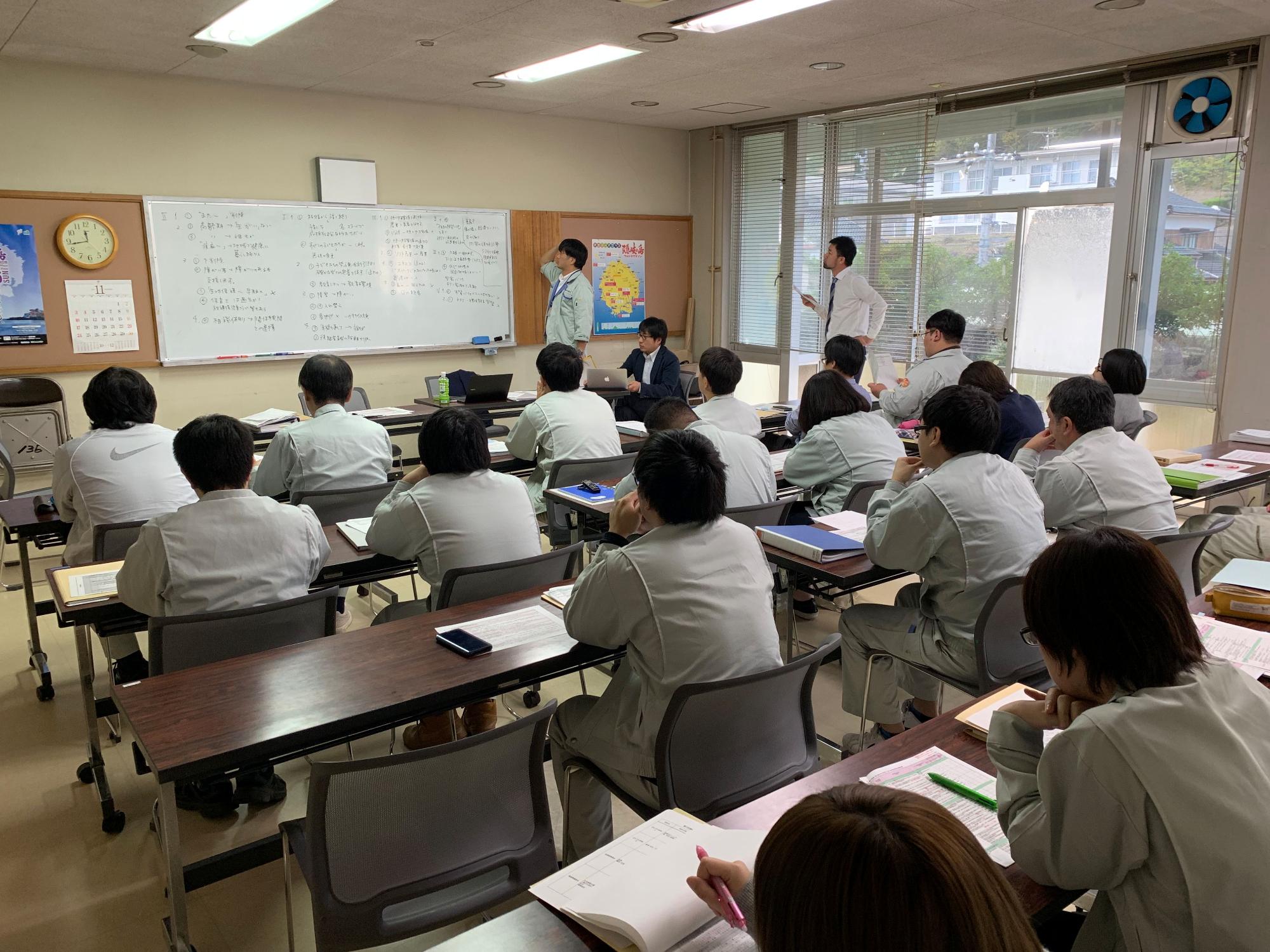 会議を進行している職員とそれに参加している職員たちの写真