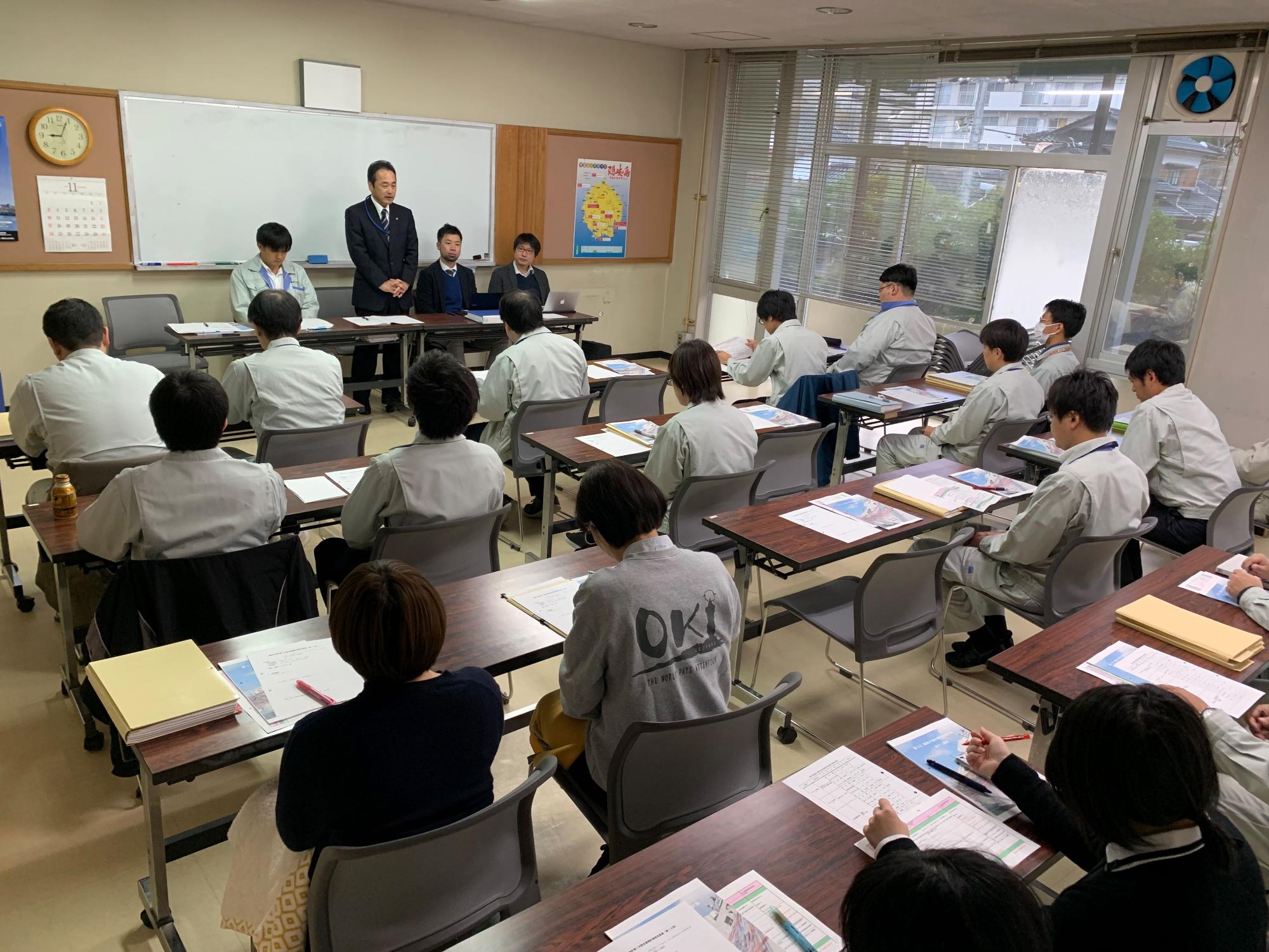 隠岐の島町総合振興計画策定委員会に参加している人たちの写真