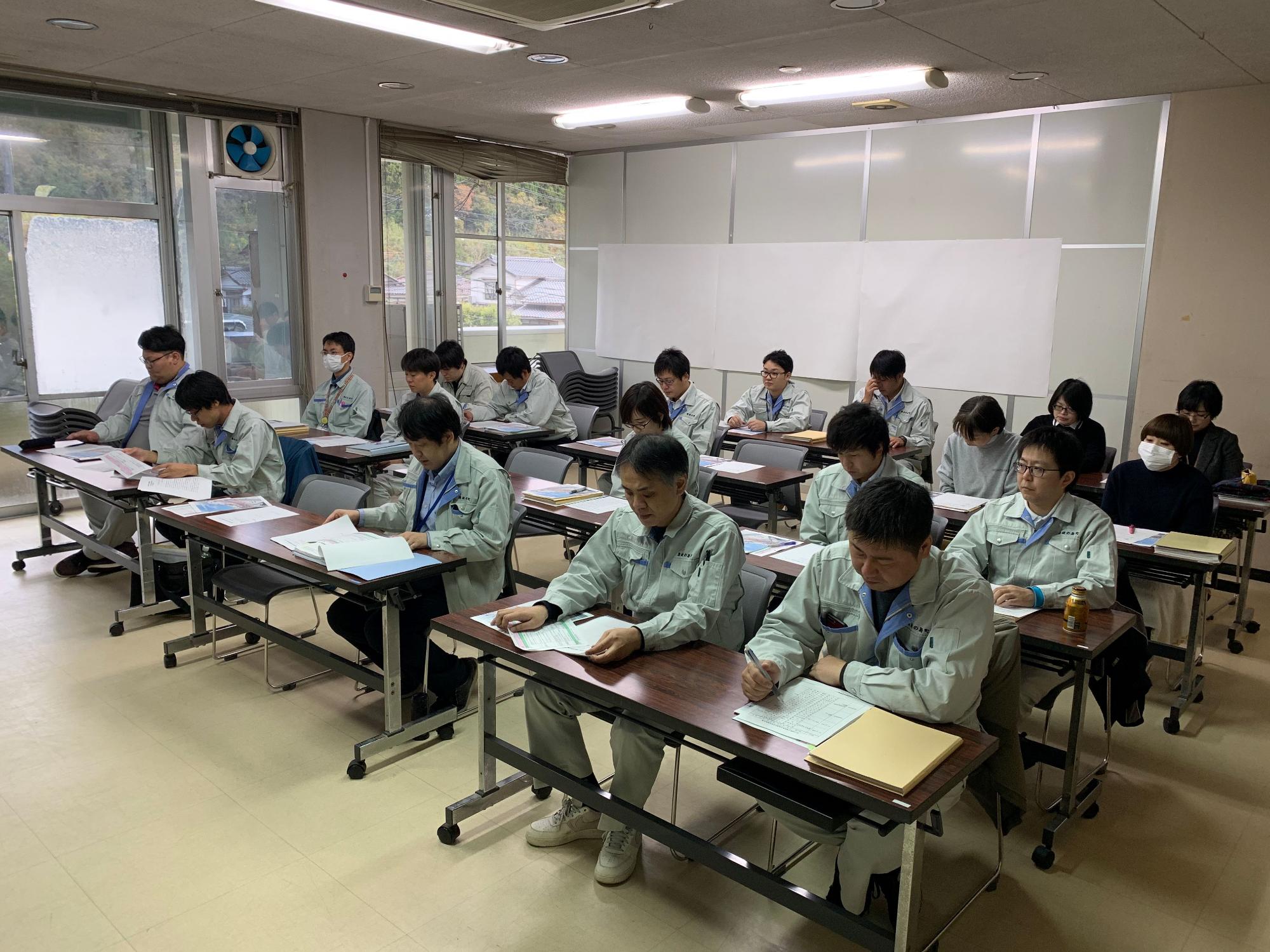 隠岐の島町総合振興計画策定委員会の様子を前から撮影した写真