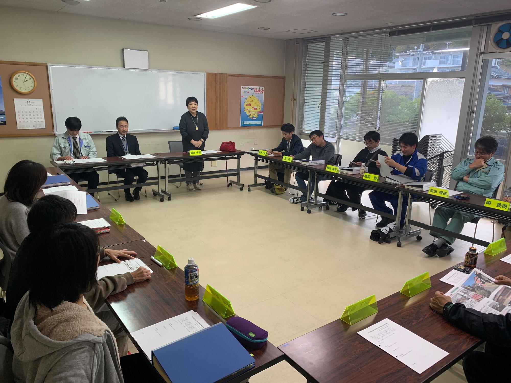 隠岐の島町総合復興計画審議会に参加している職員たちの写真