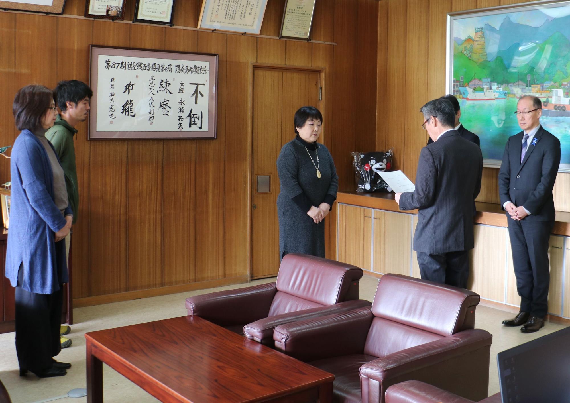 池田町長と隠岐の島町総合振興計画審議会の藤田会長の写真