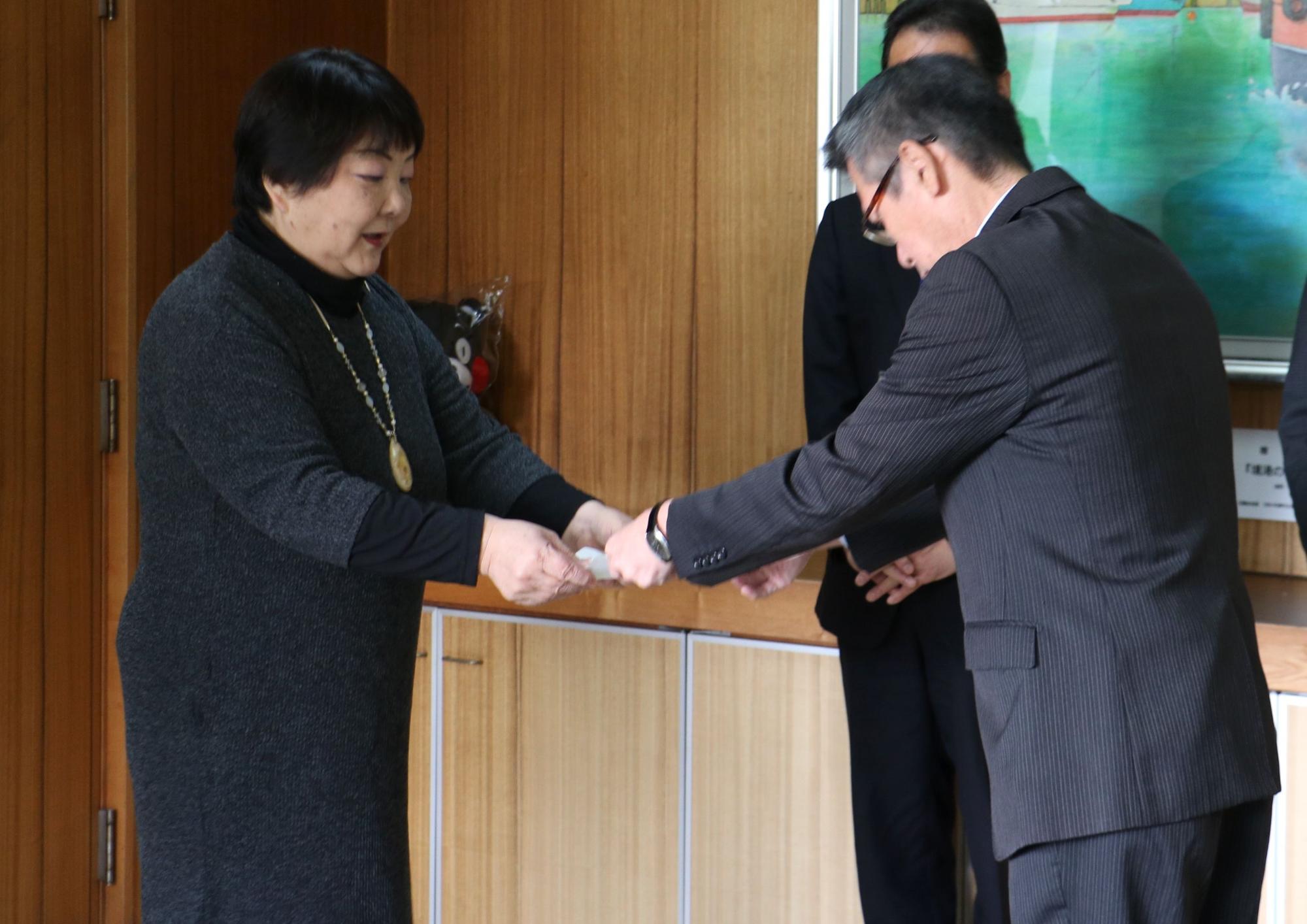 池田町長から藤田会長へ諮問書を手渡している写真