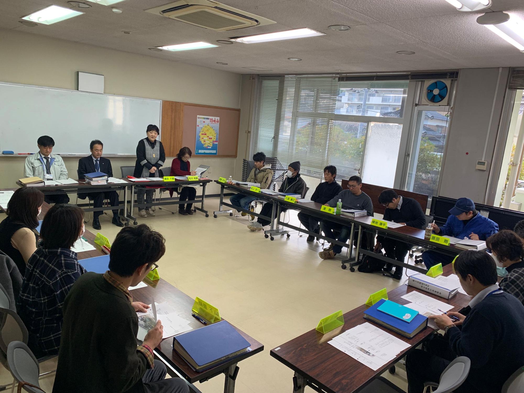 藤田会長と審議会に参加している人たちの写真