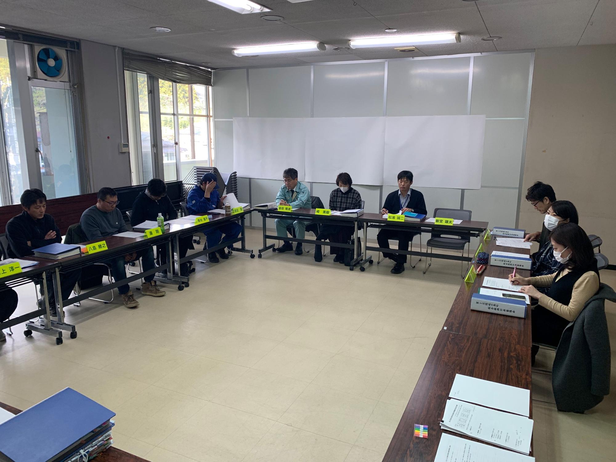 違う角度から撮った審議会に参加している人たちの写真