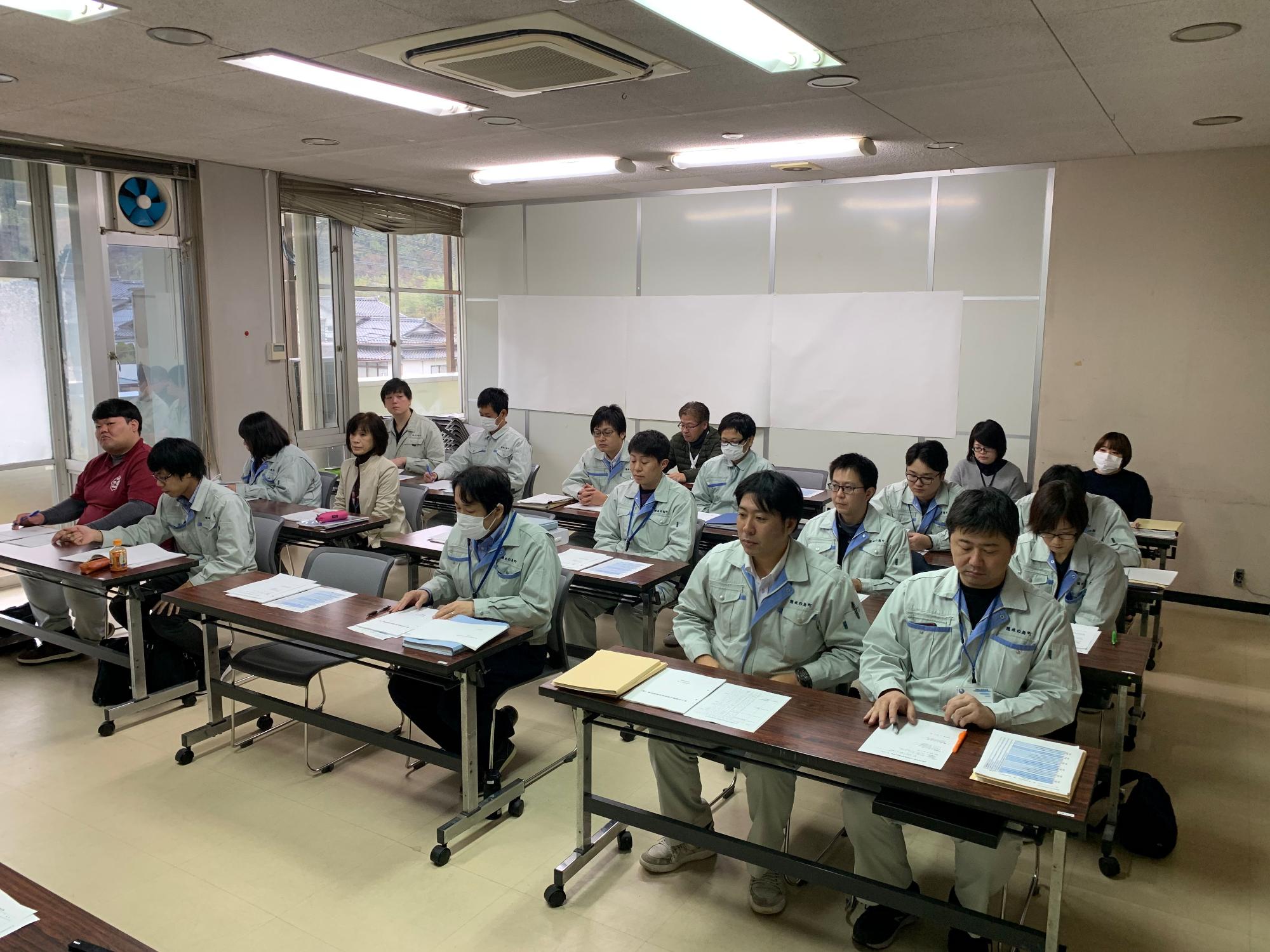 隠岐の島町総合振興計画策定委員会に参加している職員たちの写真