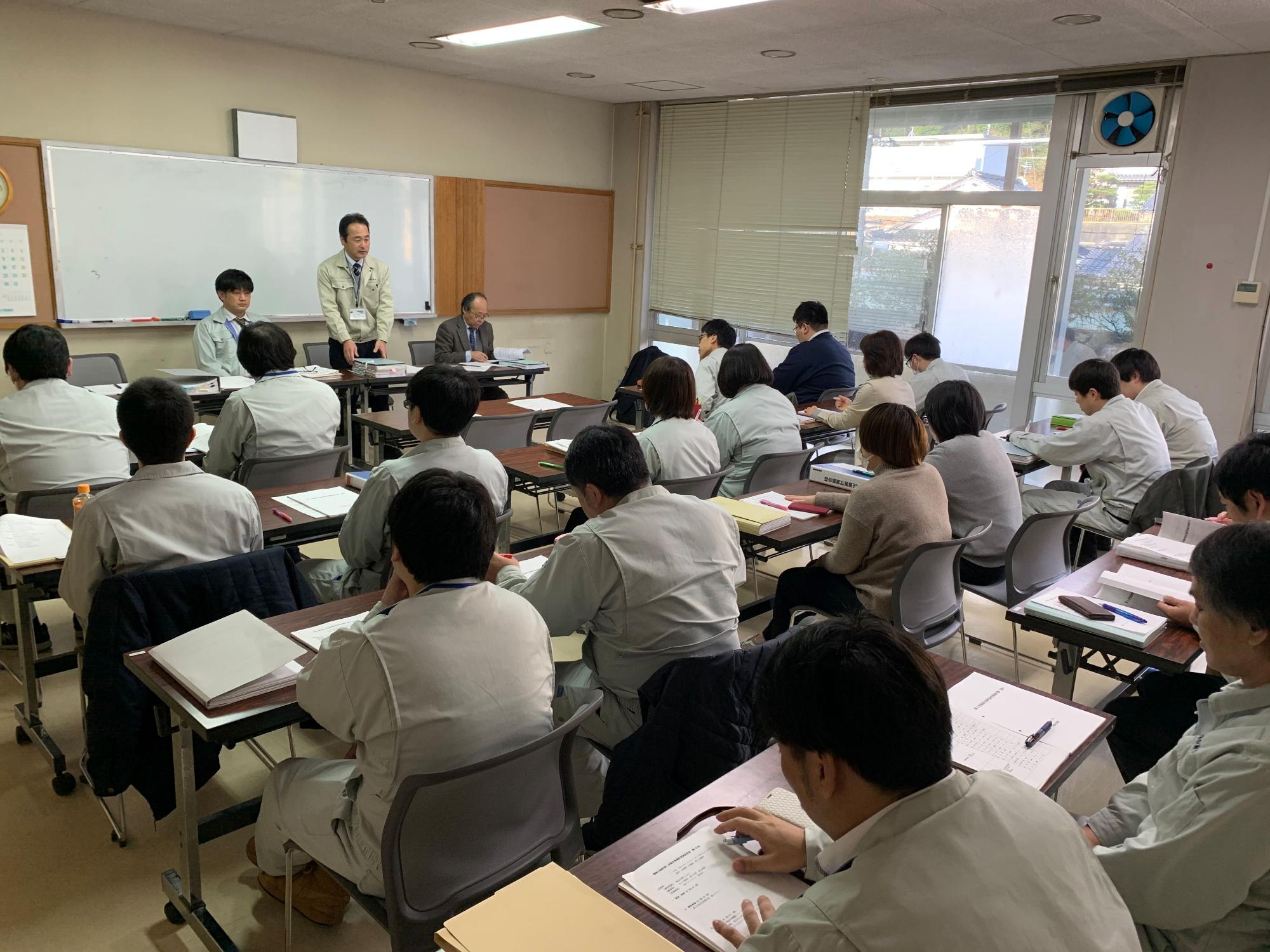 委員会に参加している職員たちを後ろから撮った写真