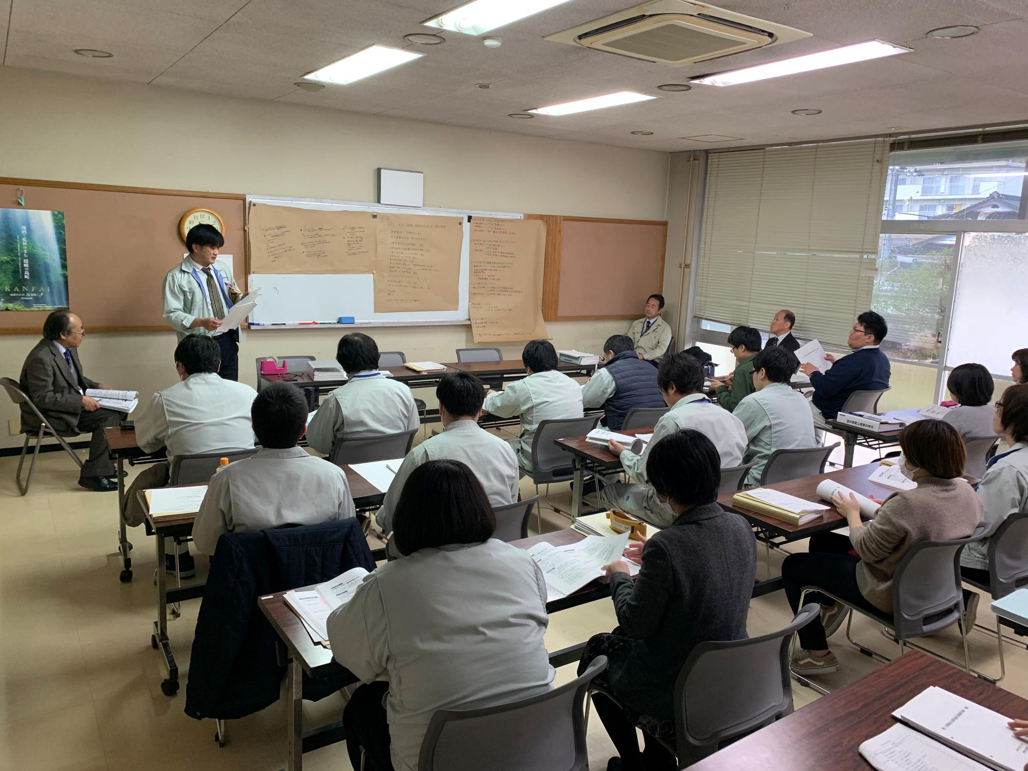 進行役の職員の話を聞いている職員たちの写真