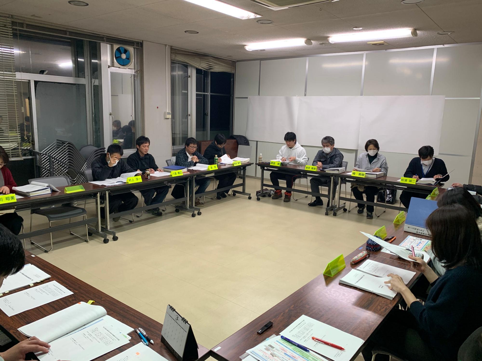 審議会に参加している人たちを違う角度から撮った写真