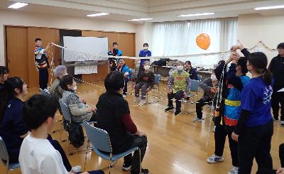特別養護老人ホーム鳴澤の里で開催される風船バレーの様子