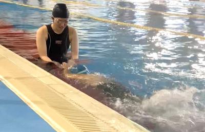 プールで水泳指導をしているスタッフと子どもの様子