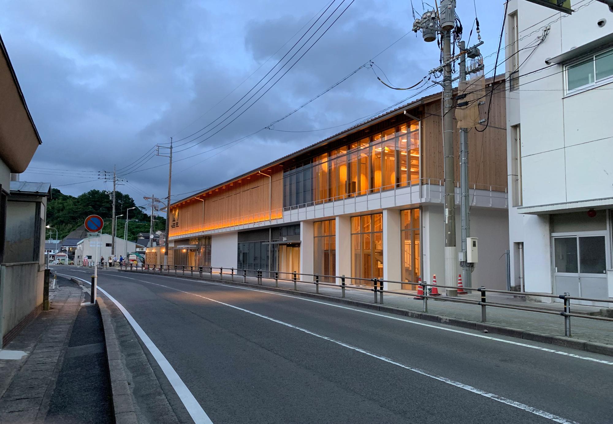 町側から見た隠岐ジオゲートウェイのライトアップされた写真