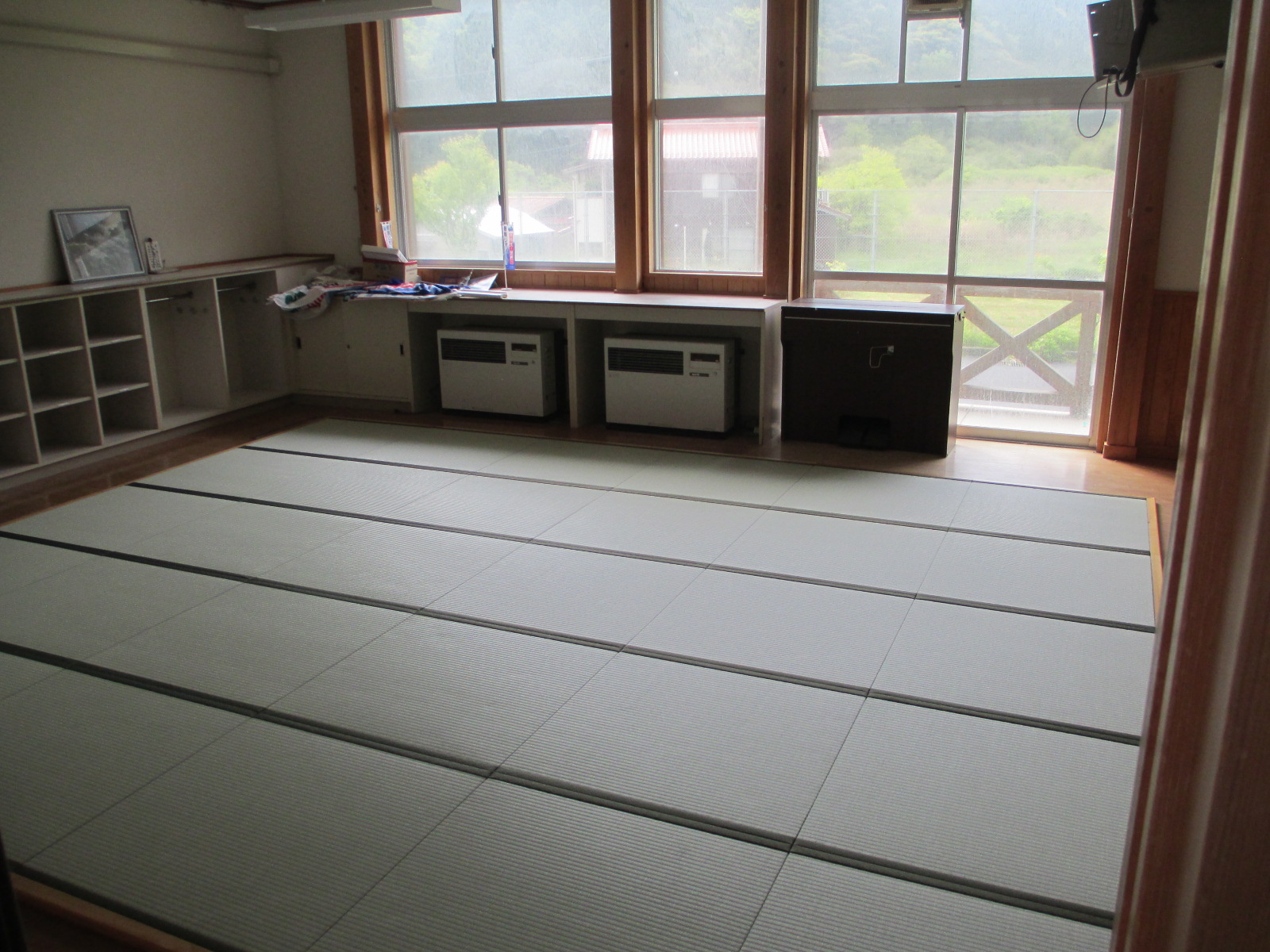 交流室1の内部の写真。床の上に畳が敷いてある。