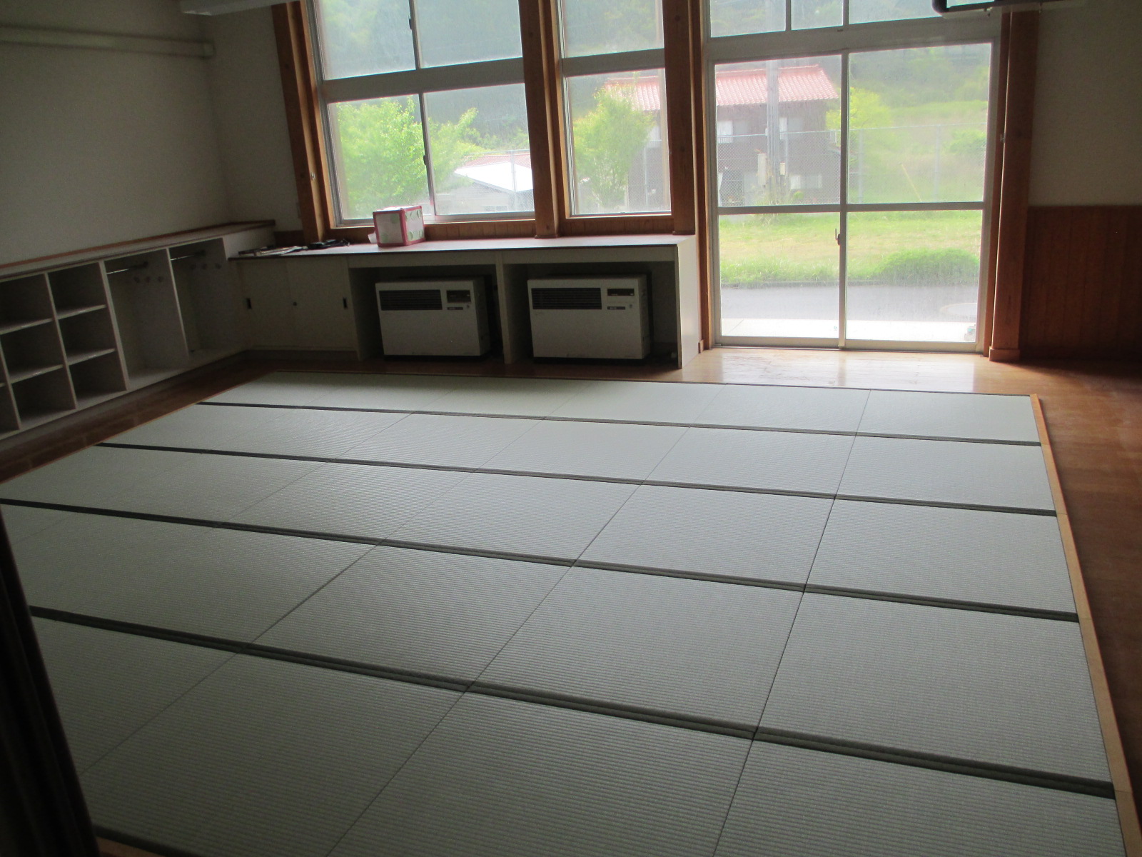 交流室2の内部の写真。床には畳が敷かれており、壁側にはロッカーがある。