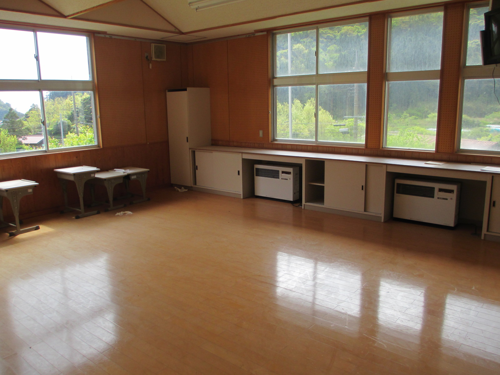 教室の写真。ロッカーや机などがある。