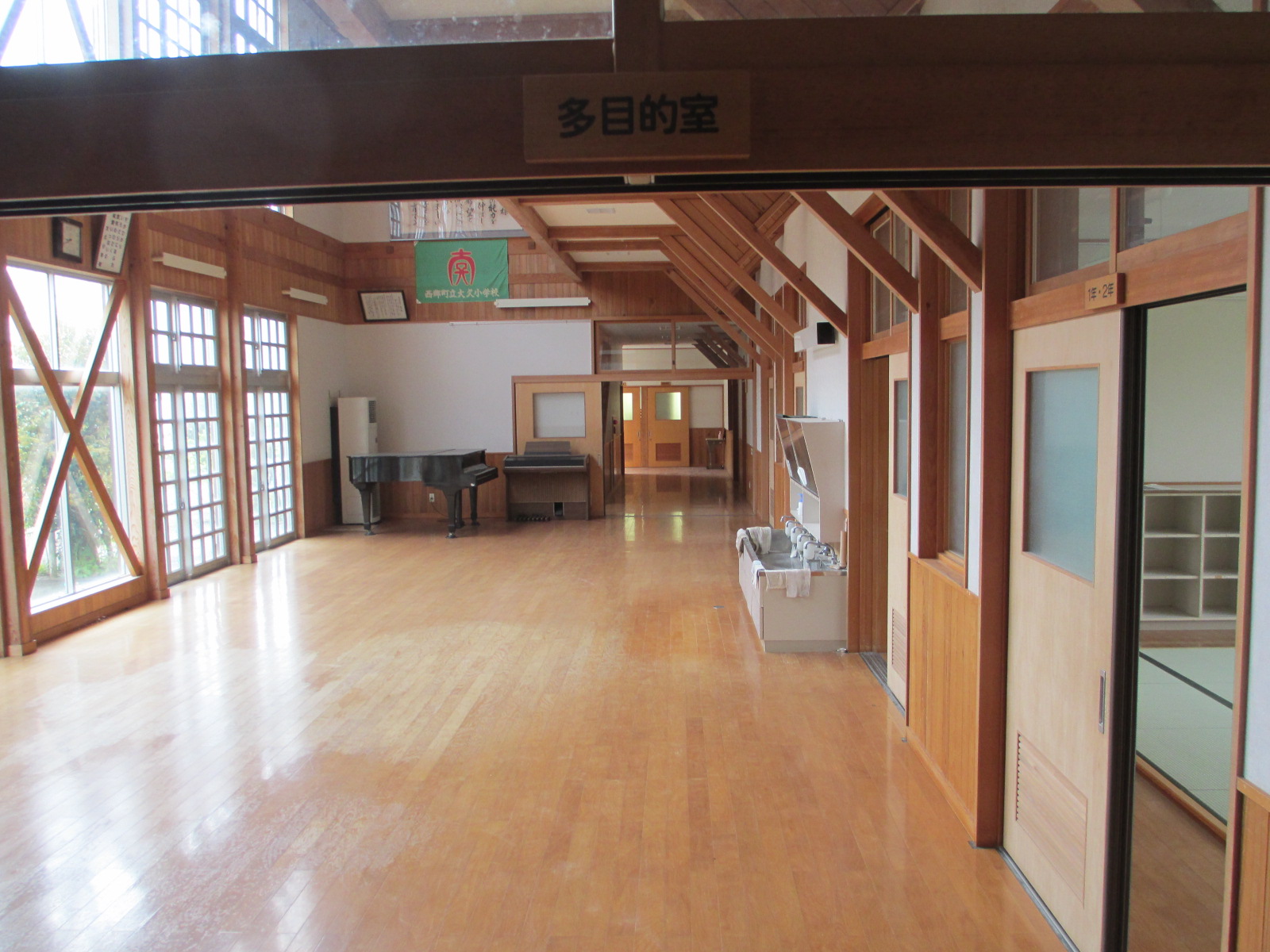 多目的室の写真。ピアノが置いてある。