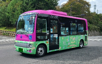 隠岐の島町移住定住ガイドブックひとはなのイラストを車体にラッピングした路線バス