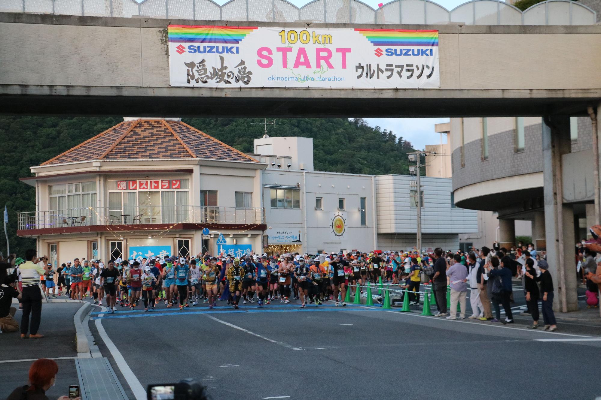 ウルトラマラソンのスタート時の瞬間を写した写真