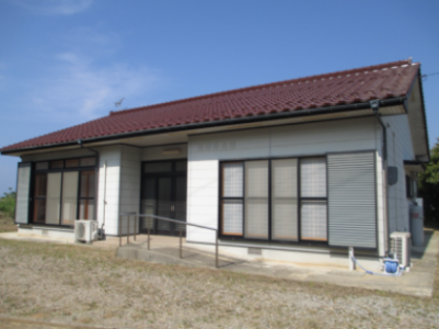 平屋建てで白い壁と赤い瓦屋根の先岬お試し滞在住宅の外観の写真
