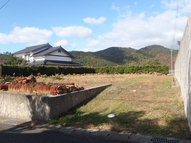 路地に接続しているスロープ状のスペースがある空き地の写真