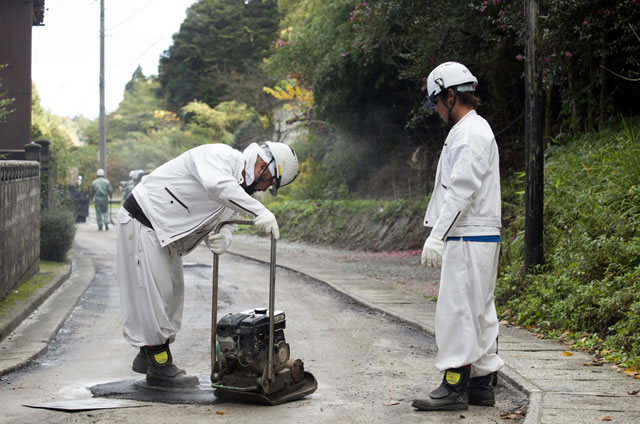 路上で転圧作業をしている様子の写真