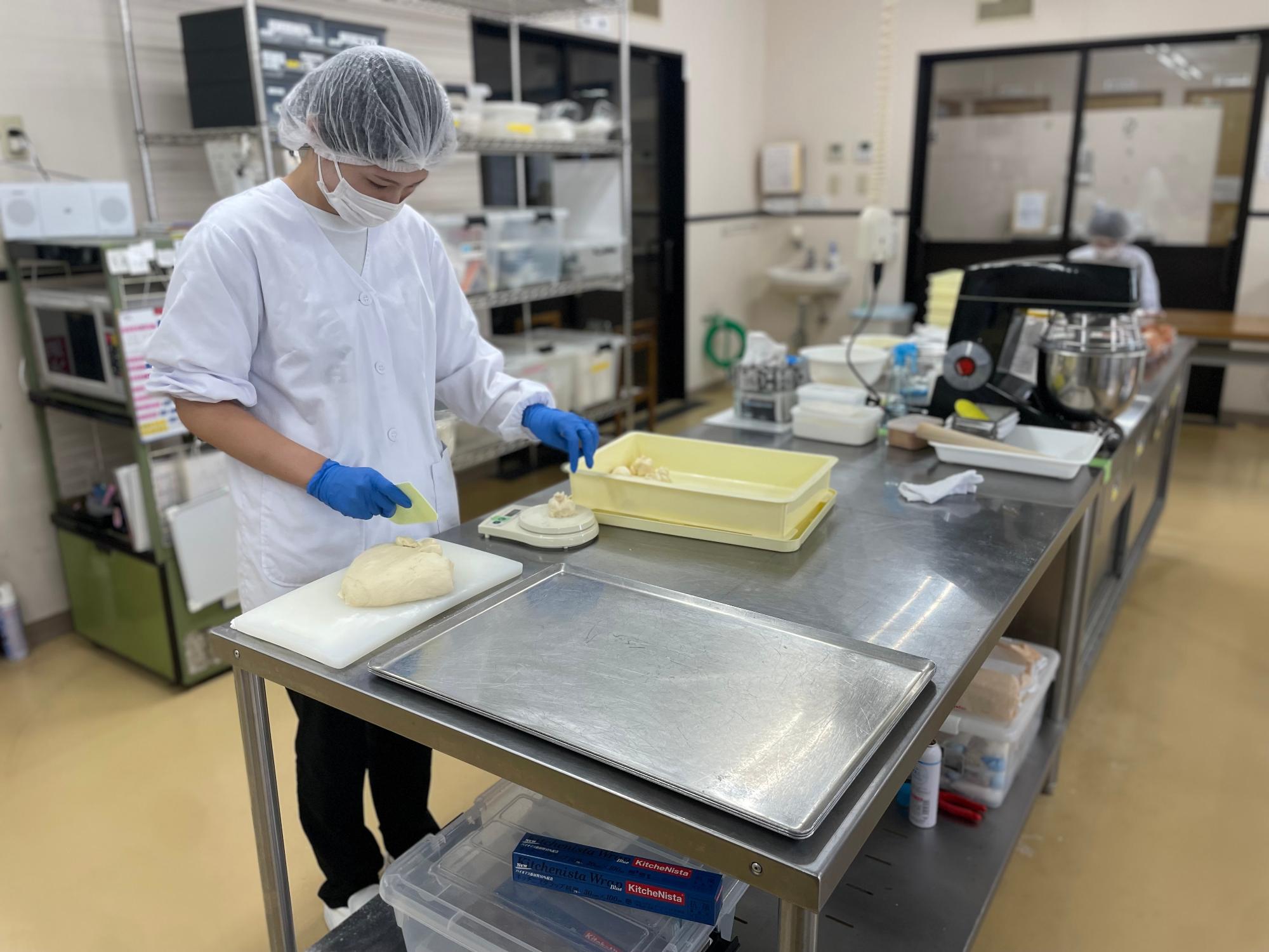 計量をしながら材料を切り分けている様子の写真