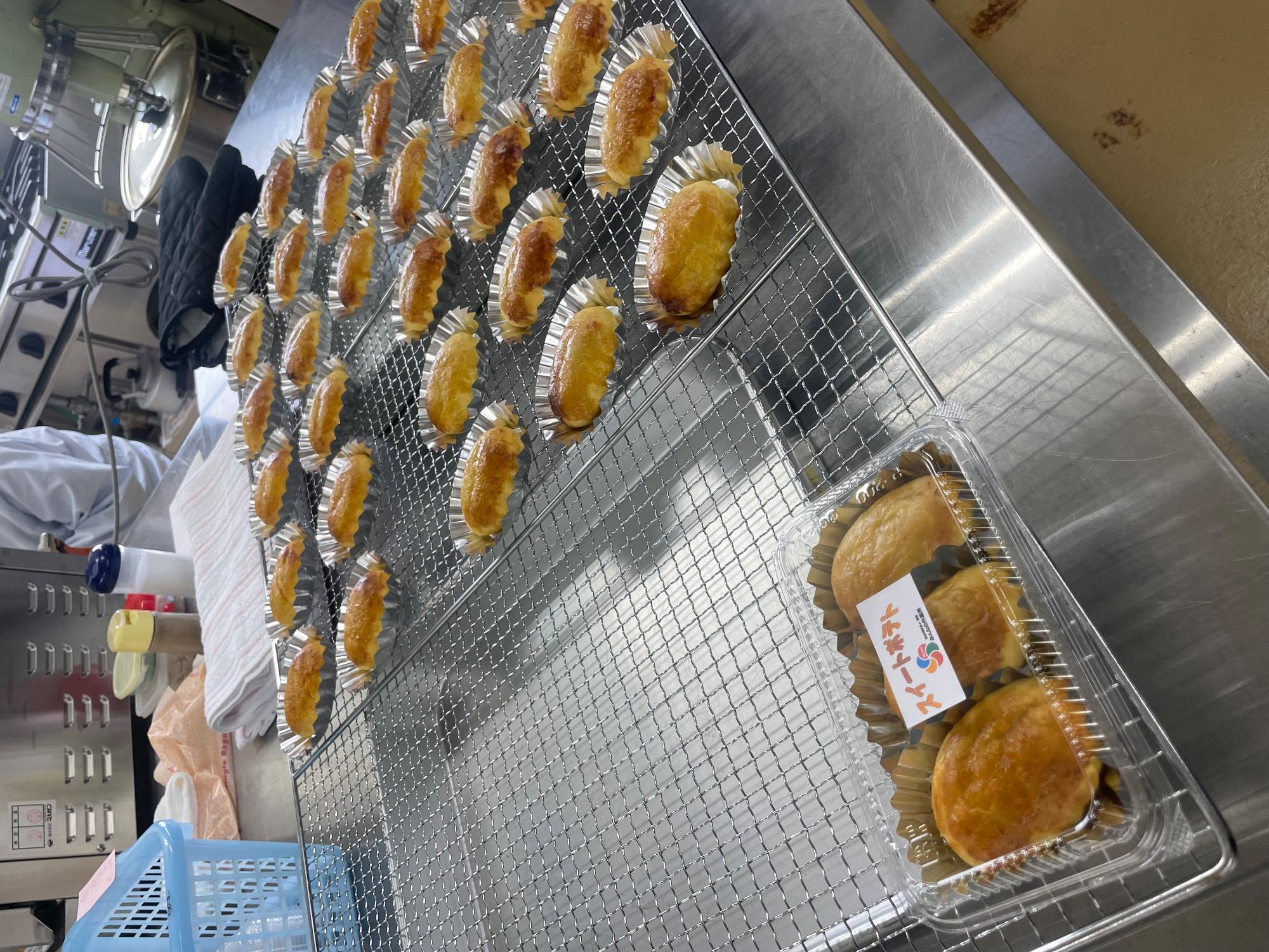 金網の上に並べられたスイートポテトとラベル付きの3個入りパックの写真