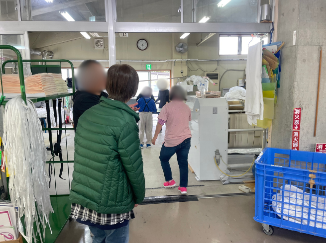 かごや荷台があり白い内装のみんなの作業所の作業場の写真