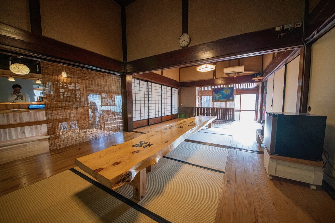 畳の床に燻と書かれた机があるくすぶるハウス内装の写真