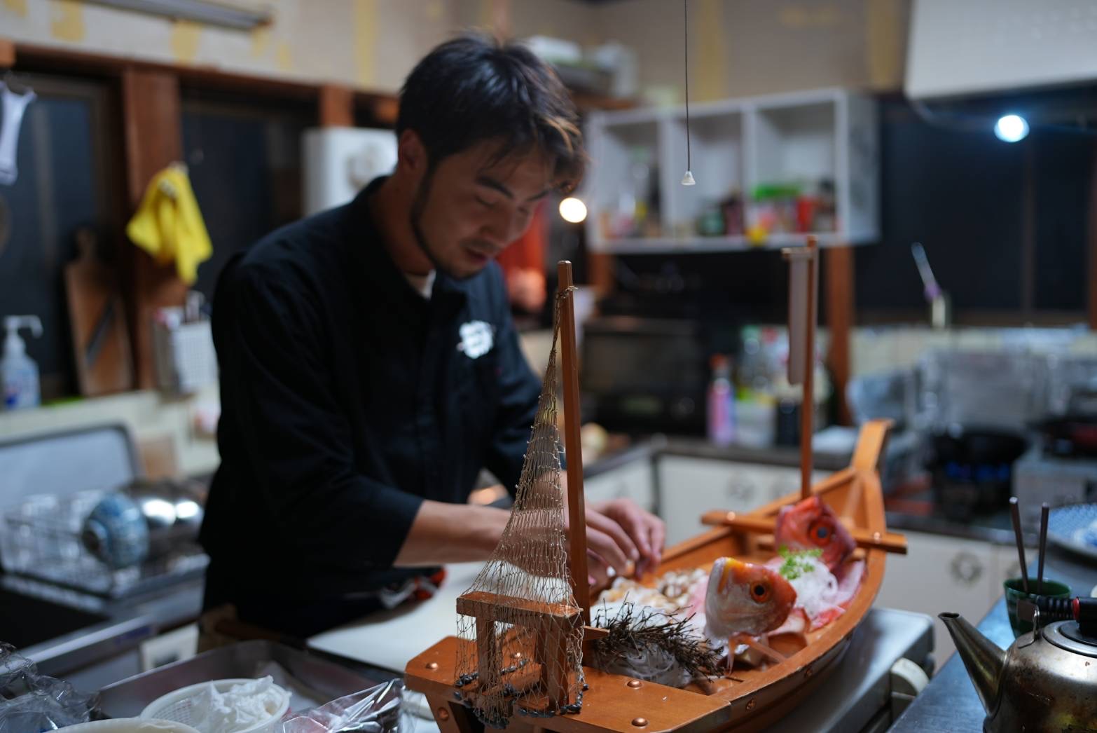 お造りの舟盛りを準備している様子の写真