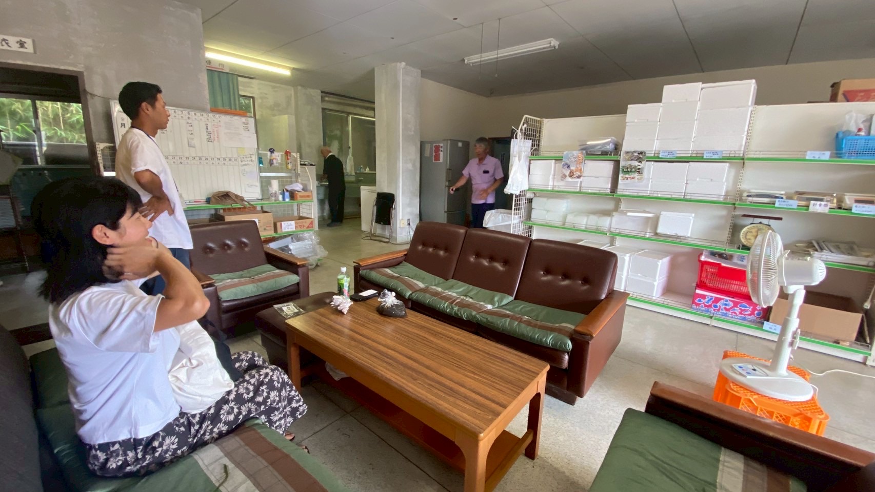 ソファと机、棚などがある物産工房おきの内観の写真