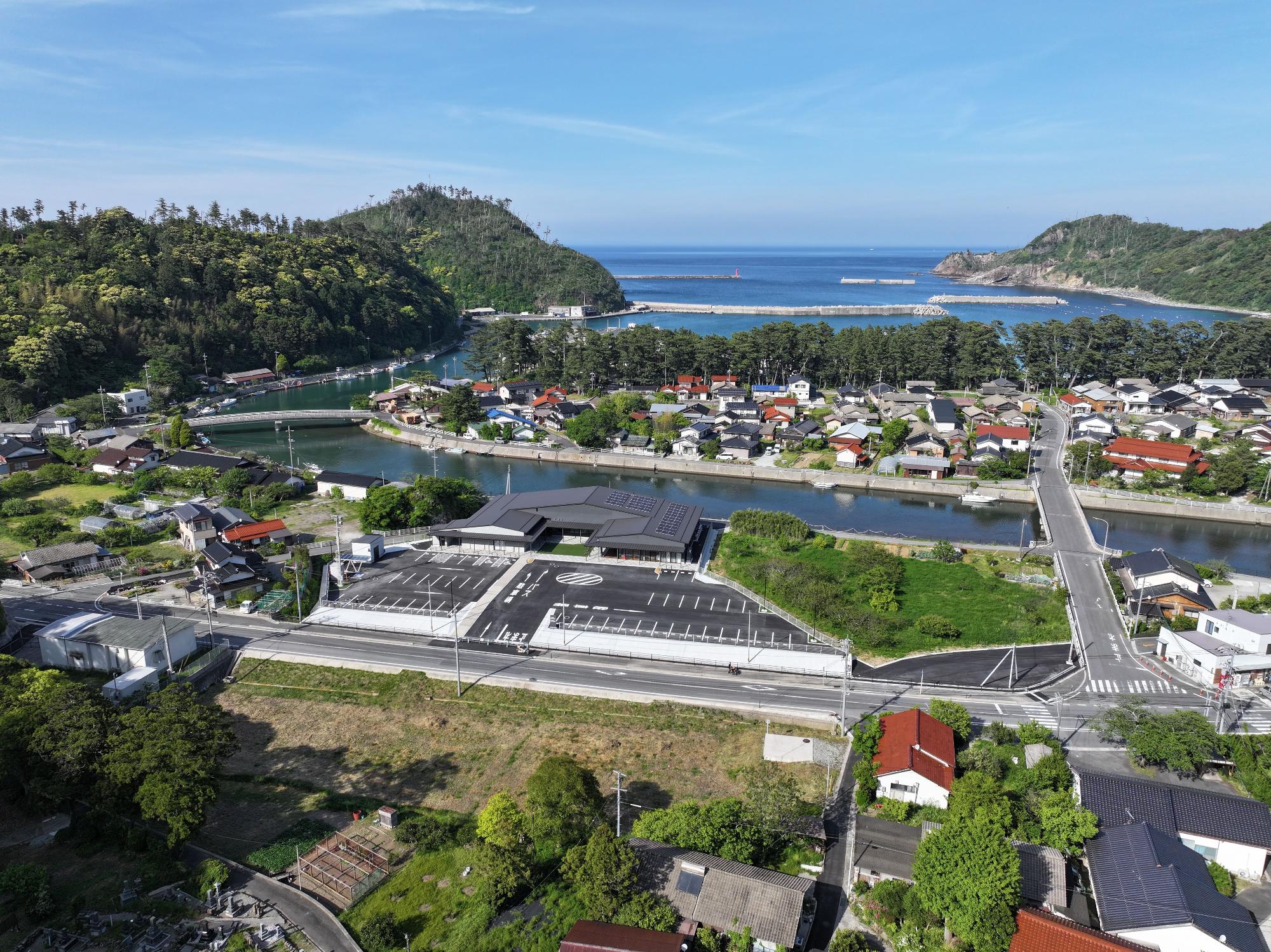 隠岐の島町の海と街を見渡す風景の写真