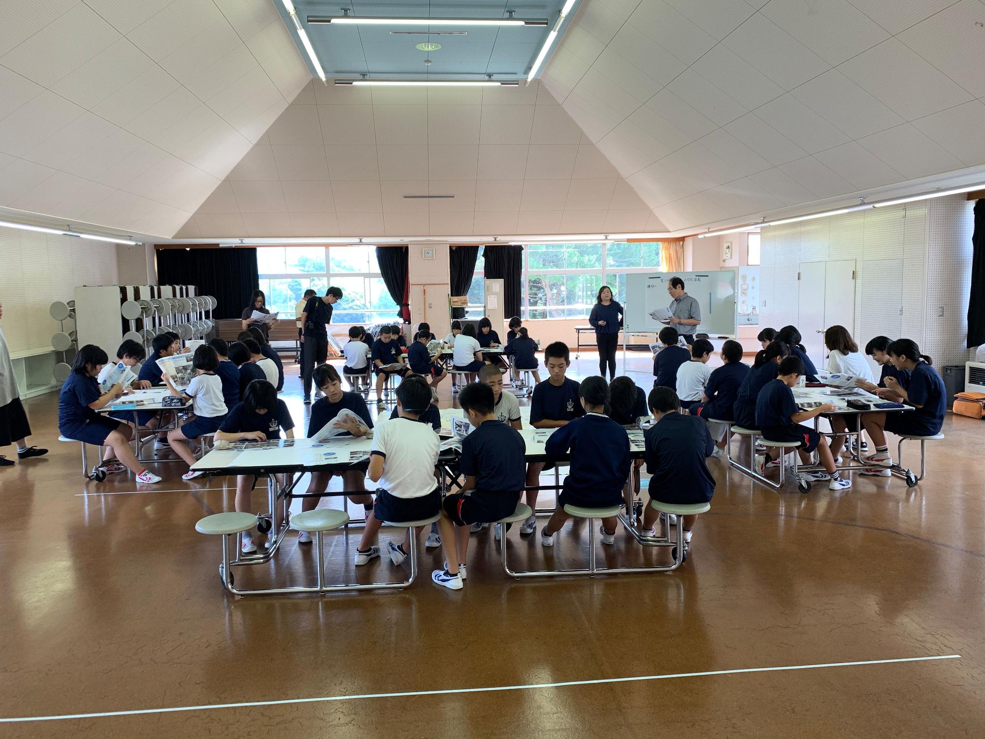 屋内でグループワークをする児童たちの写真