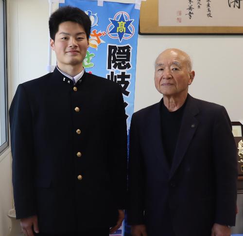 「島根丸」の揮毫に選ばれた、和田陽太さん（左）