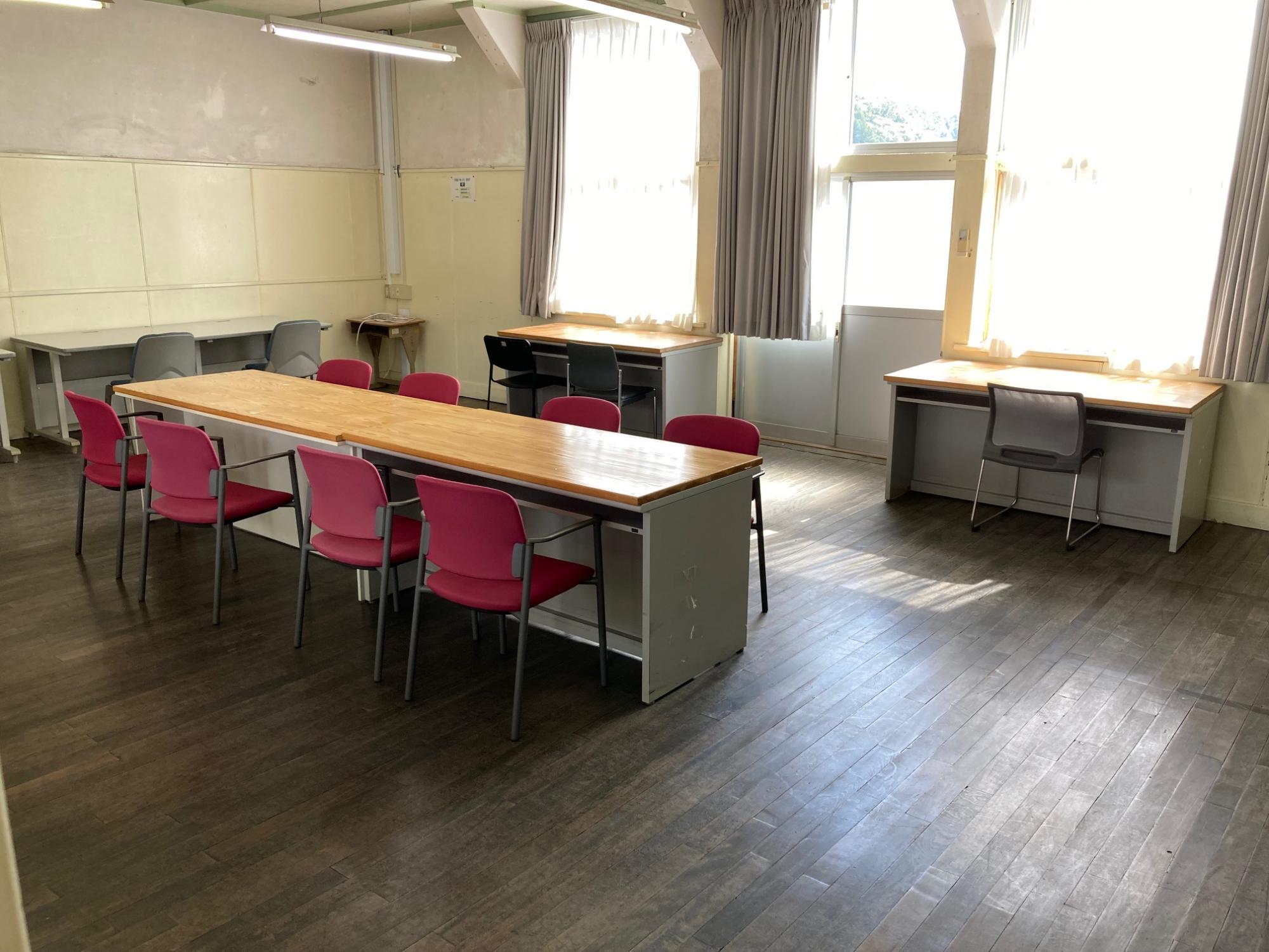 室内に並べられている机やイスの写真