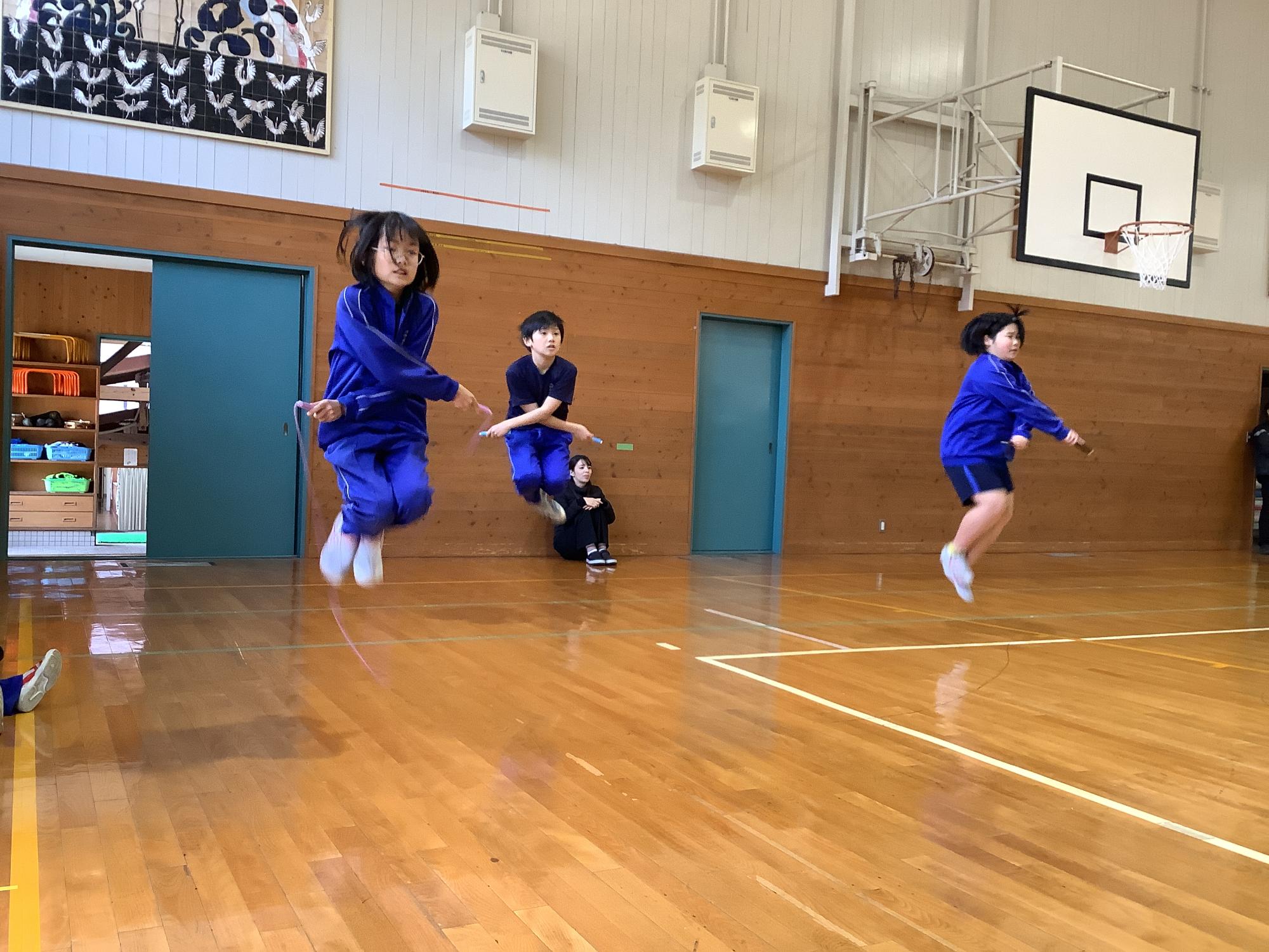 なわとび大会にて自分でまわしている縄を回す生徒の様子が映った写真