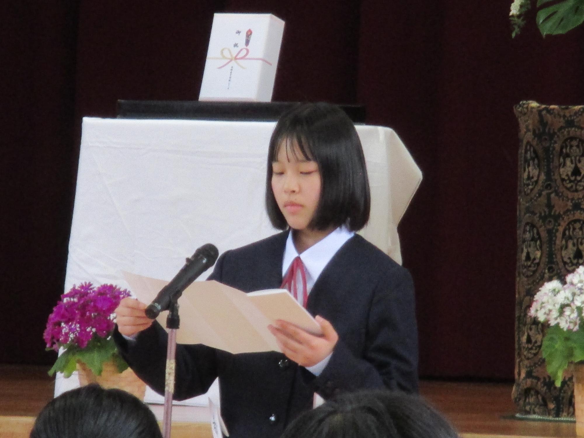 新入生代表として式辞を読む子ども