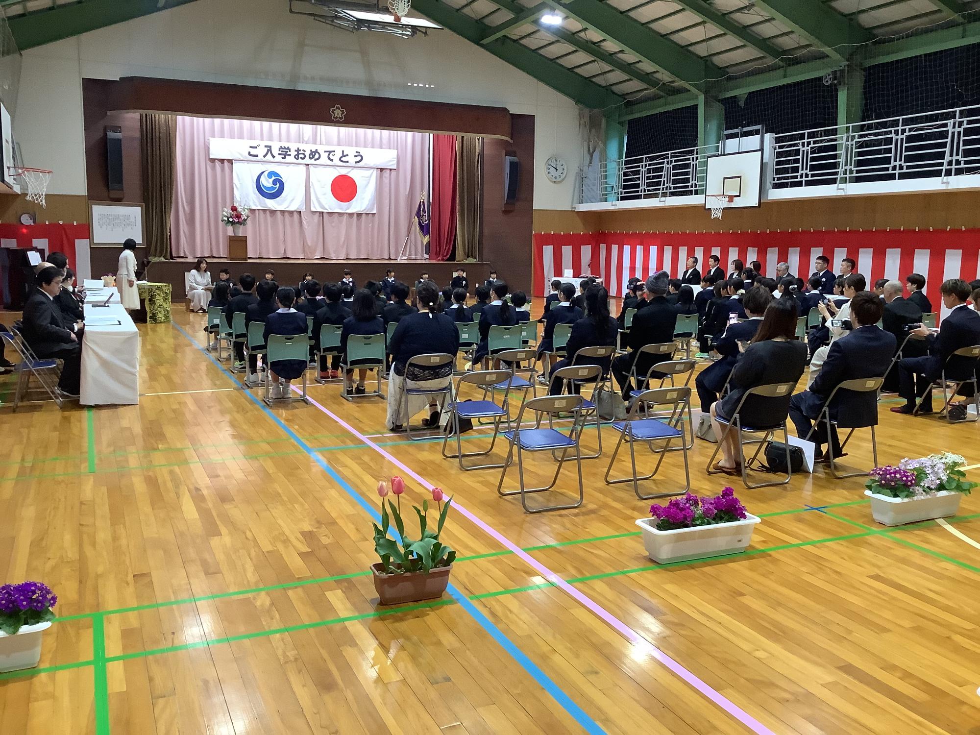 入学式で全校児童が着席している様子
